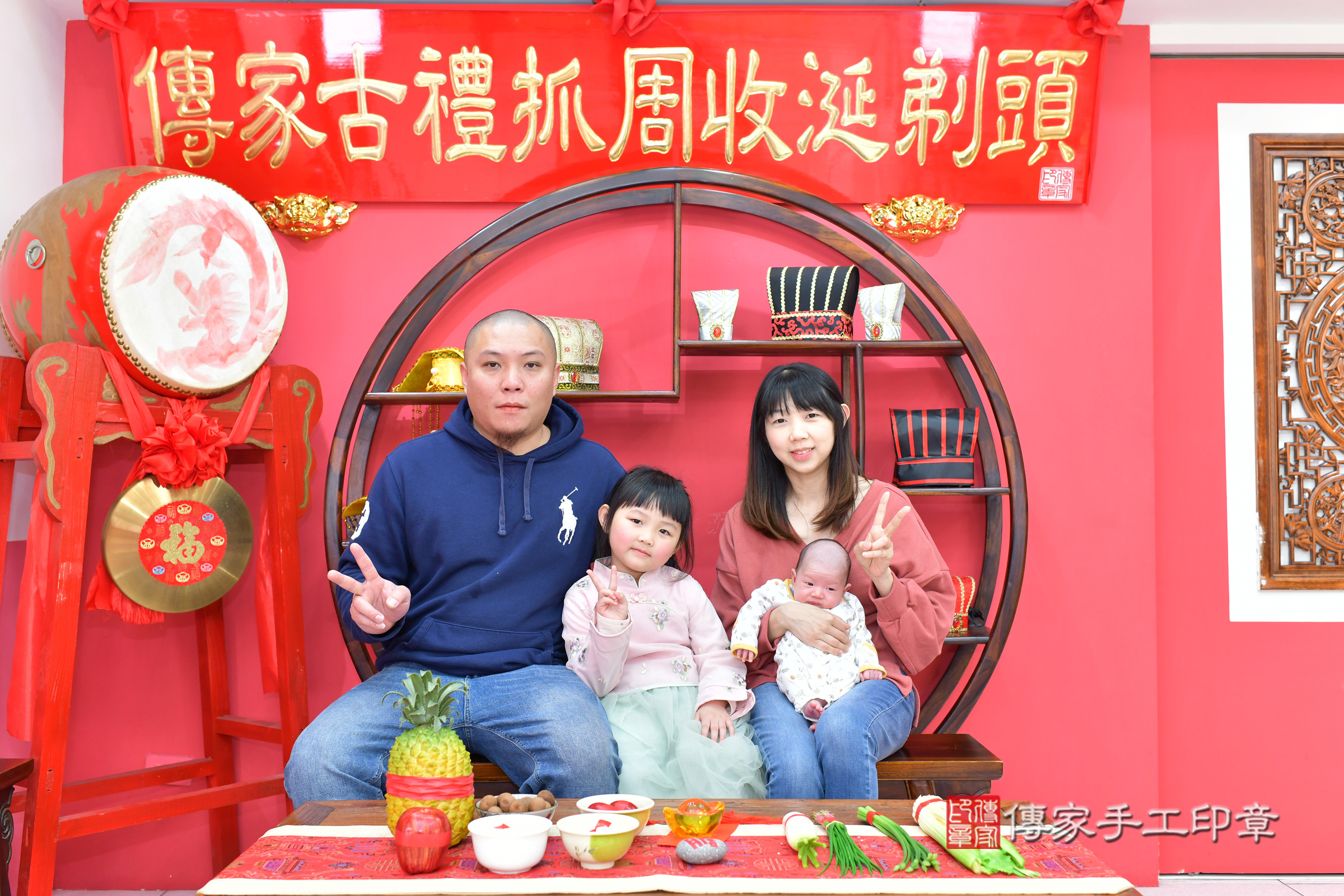 皓皓寶寶(台中市北區嬰兒寶寶滿月剃頭理髮、嬰兒剃胎毛儀式吉祥話)。中國風會場，爸媽寶貝穿「日中韓」古裝禮服。專業拍照、證書。★購買「臍帶章、肚臍章、胎毛筆刷印章」贈送：剃頭、收涎、抓周，三選一。2025.2.20，照片3