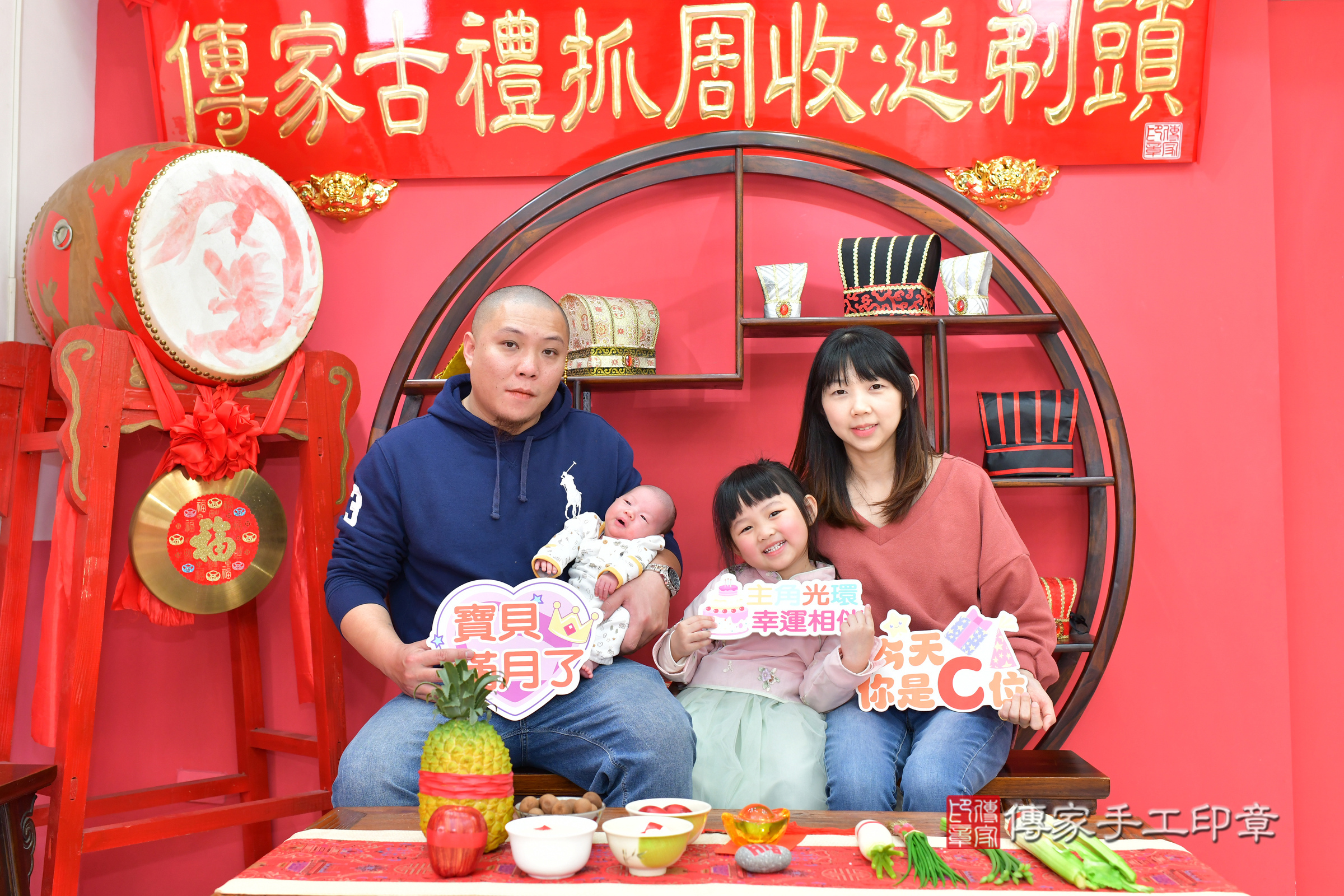 皓皓寶寶(台中市北區嬰兒寶寶滿月剃頭理髮、嬰兒剃胎毛儀式吉祥話)。中國風會場，爸媽寶貝穿「日中韓」古裝禮服。專業拍照、證書。★購買「臍帶章、肚臍章、胎毛筆刷印章」贈送：剃頭、收涎、抓周，三選一。2025.2.20，照片2