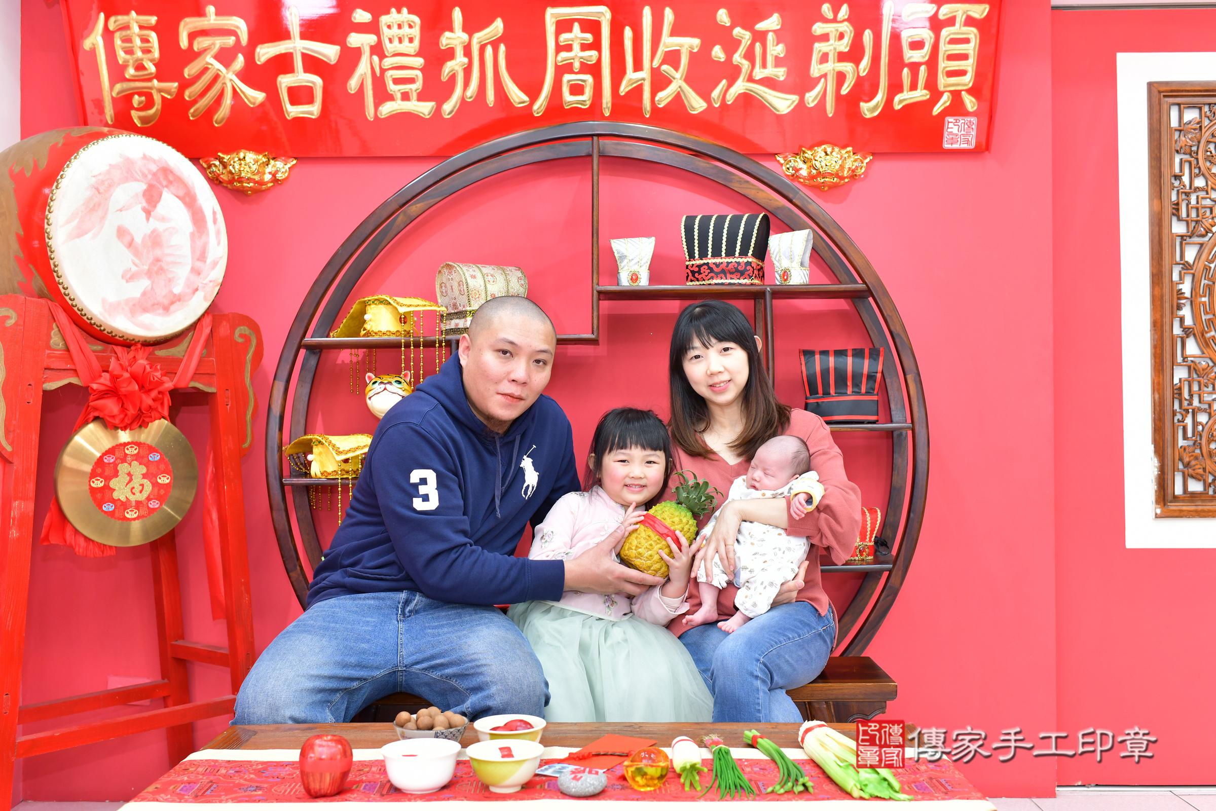 皓皓寶寶(台中市北區嬰兒寶寶滿月剃頭理髮、嬰兒剃胎毛儀式吉祥話)。中國風會場，爸媽寶貝穿「日中韓」古裝禮服。專業拍照、證書。★購買「臍帶章、肚臍章、胎毛筆刷印章」贈送：剃頭、收涎、抓周，三選一。2025.2.20，照片14