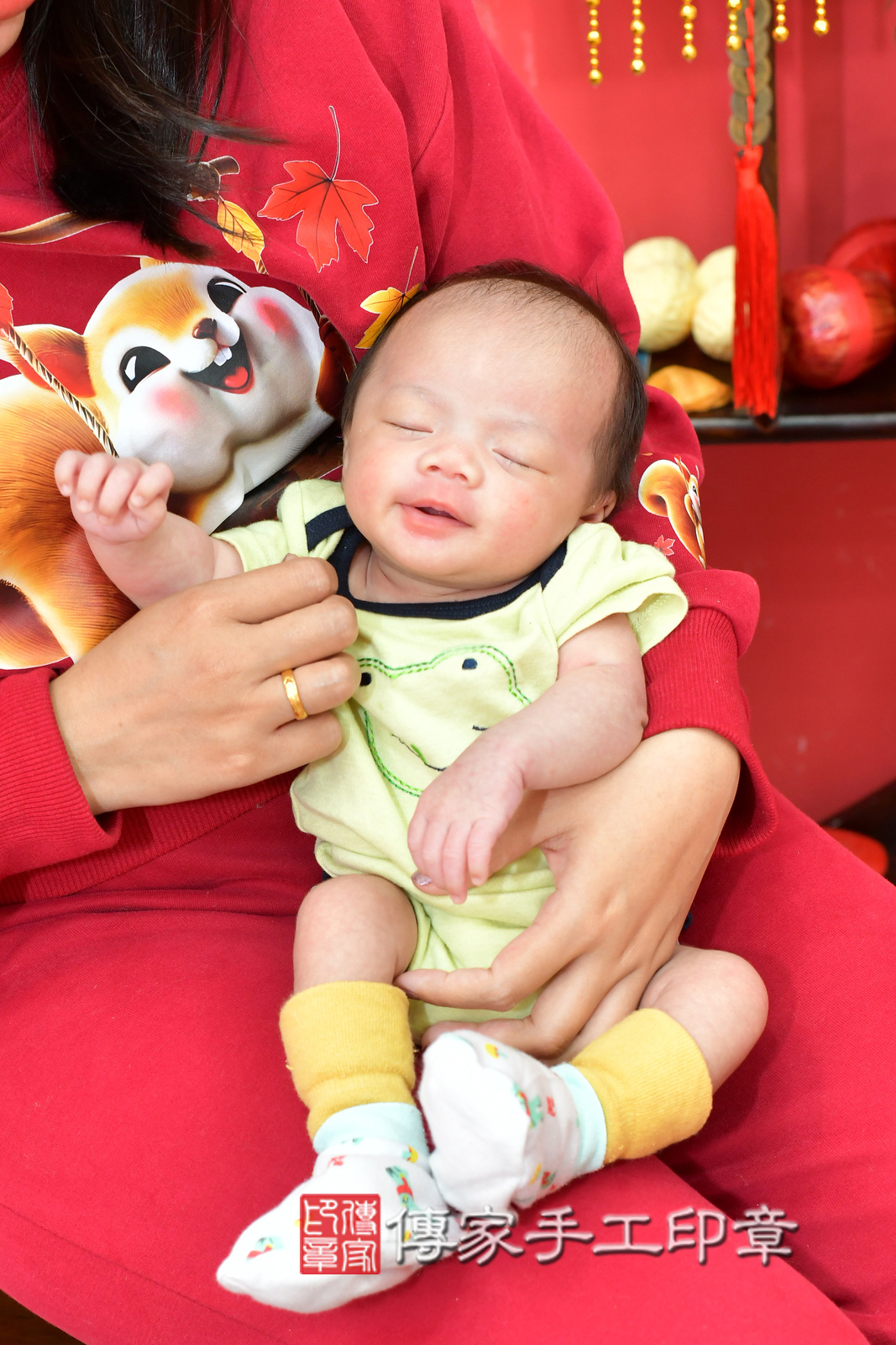 小瑩寶寶(台中市北區嬰兒寶寶滿月剃頭理髮、嬰兒剃胎毛儀式吉祥話)。中國風會場，爸媽寶貝穿「日中韓」古裝禮服。專業拍照、證書。★購買「臍帶章、肚臍章、胎毛筆刷印章」贈送：剃頭、收涎、抓周，三選一。2025.2.21，照片23