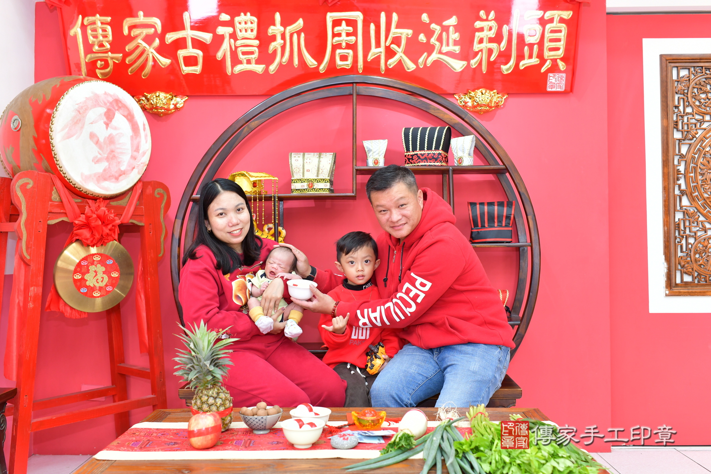 小瑩寶寶(台中市北區嬰兒寶寶滿月剃頭理髮、嬰兒剃胎毛儀式吉祥話)。中國風會場，爸媽寶貝穿「日中韓」古裝禮服。專業拍照、證書。★購買「臍帶章、肚臍章、胎毛筆刷印章」贈送：剃頭、收涎、抓周，三選一。2025.2.21，照片12