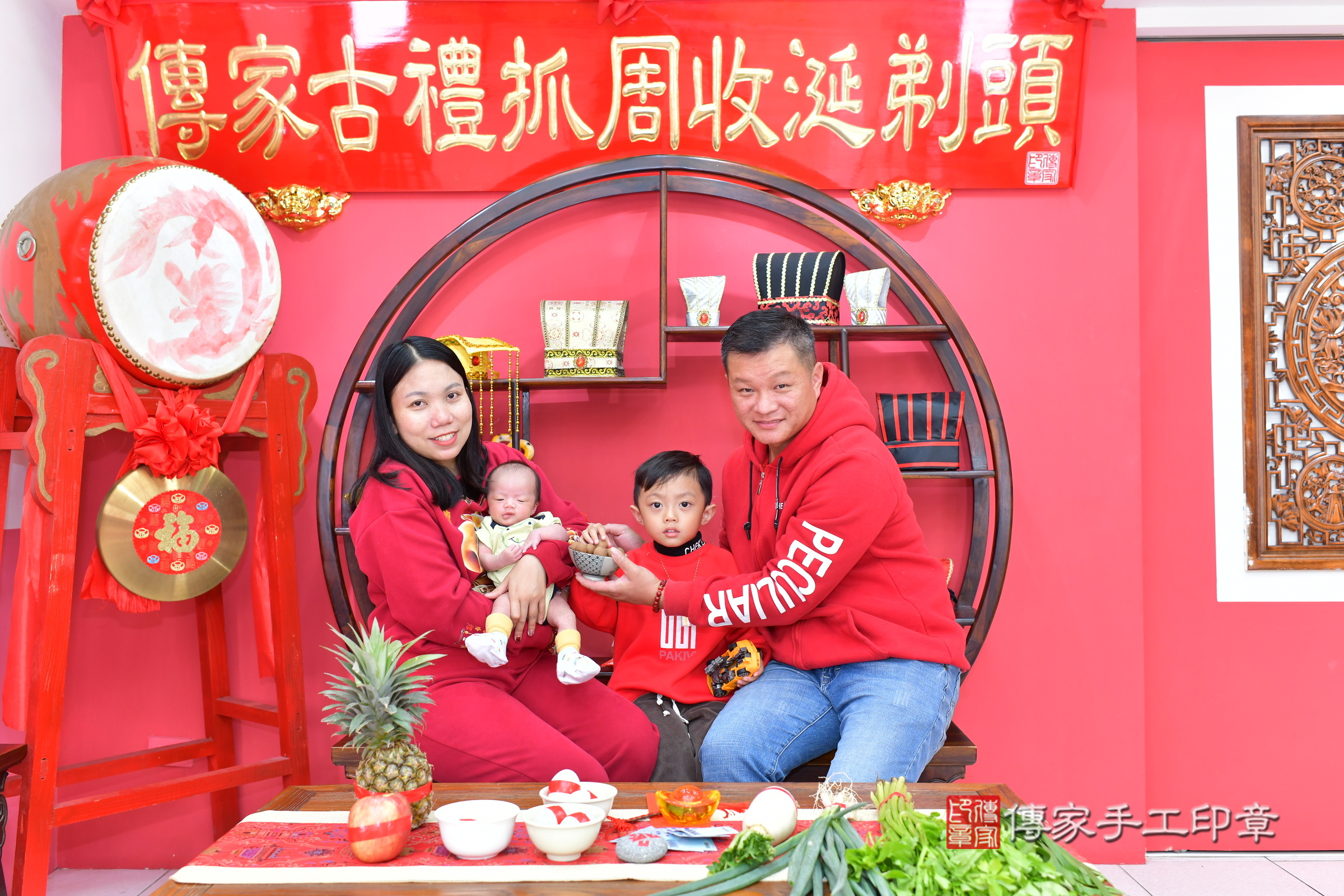 小瑩寶寶(台中市北區嬰兒寶寶滿月剃頭理髮、嬰兒剃胎毛儀式吉祥話)。中國風會場，爸媽寶貝穿「日中韓」古裝禮服。專業拍照、證書。★購買「臍帶章、肚臍章、胎毛筆刷印章」贈送：剃頭、收涎、抓周，三選一。2025.2.21，照片11
