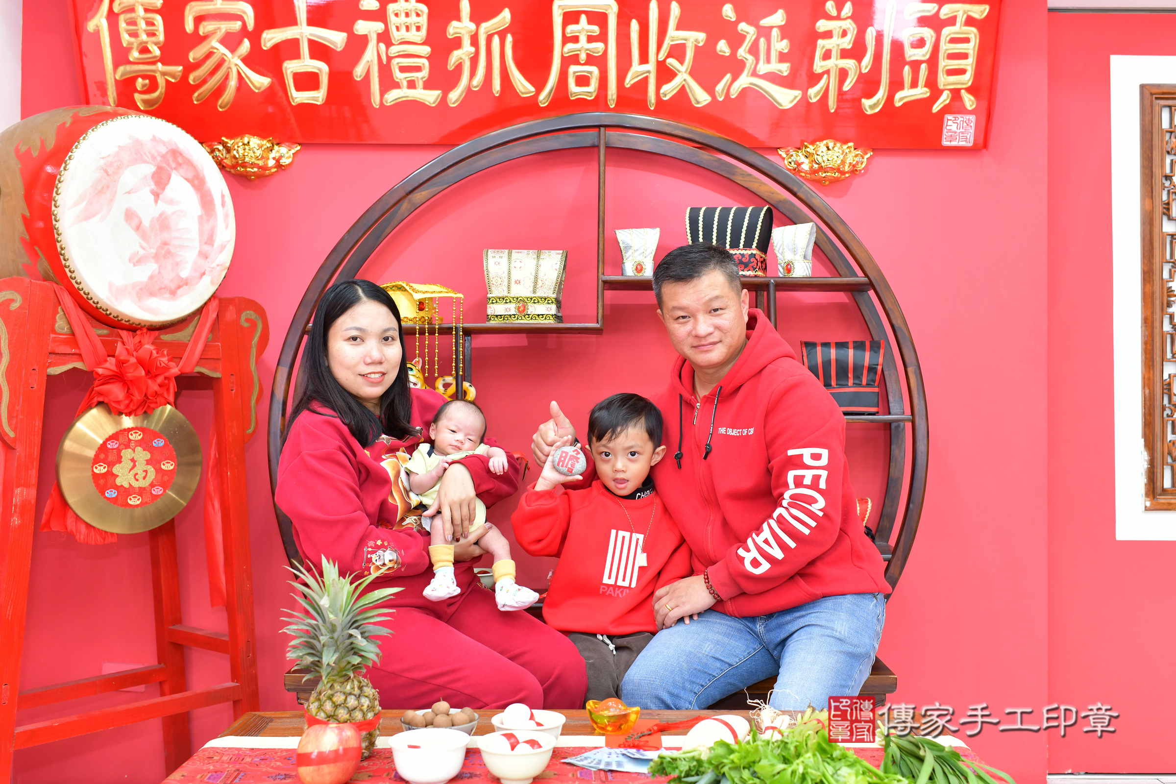 小瑩寶寶(台中市北區嬰兒寶寶滿月剃頭理髮、嬰兒剃胎毛儀式吉祥話)。中國風會場，爸媽寶貝穿「日中韓」古裝禮服。專業拍照、證書。★購買「臍帶章、肚臍章、胎毛筆刷印章」贈送：剃頭、收涎、抓周，三選一。2025.2.21，照片20
