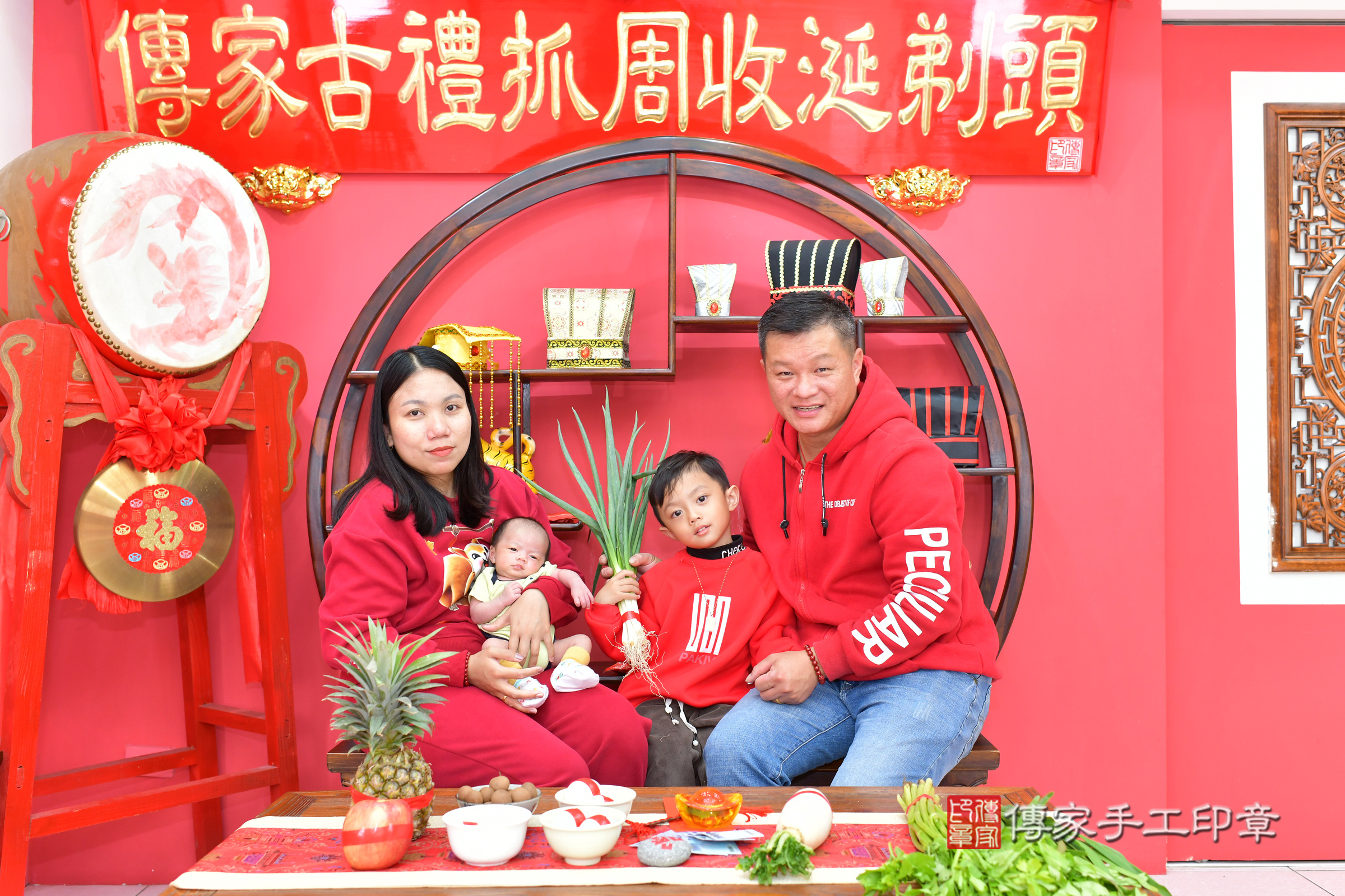 小瑩寶寶(台中市北區嬰兒寶寶滿月剃頭理髮、嬰兒剃胎毛儀式吉祥話)。中國風會場，爸媽寶貝穿「日中韓」古裝禮服。專業拍照、證書。★購買「臍帶章、肚臍章、胎毛筆刷印章」贈送：剃頭、收涎、抓周，三選一。2025.2.21，照片15
