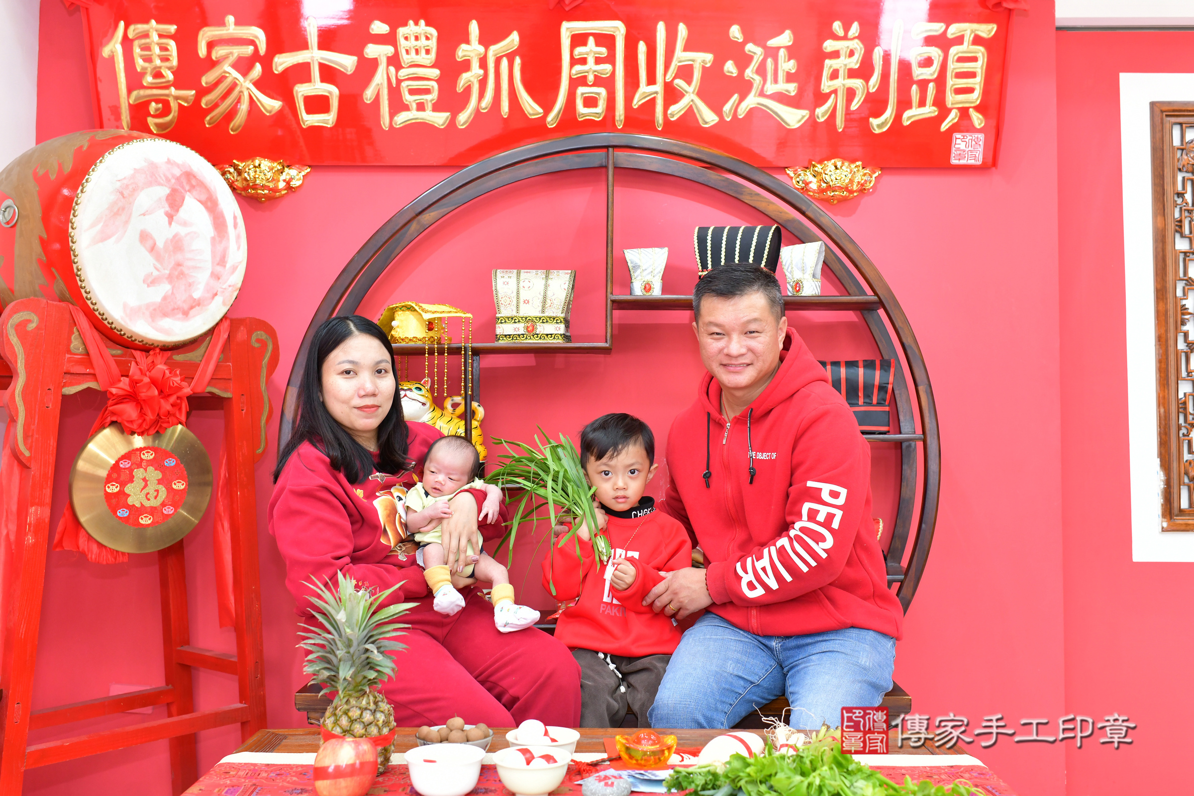 小瑩寶寶(台中市北區嬰兒寶寶滿月剃頭理髮、嬰兒剃胎毛儀式吉祥話)。中國風會場，爸媽寶貝穿「日中韓」古裝禮服。專業拍照、證書。★購買「臍帶章、肚臍章、胎毛筆刷印章」贈送：剃頭、收涎、抓周，三選一。2025.2.21，照片18