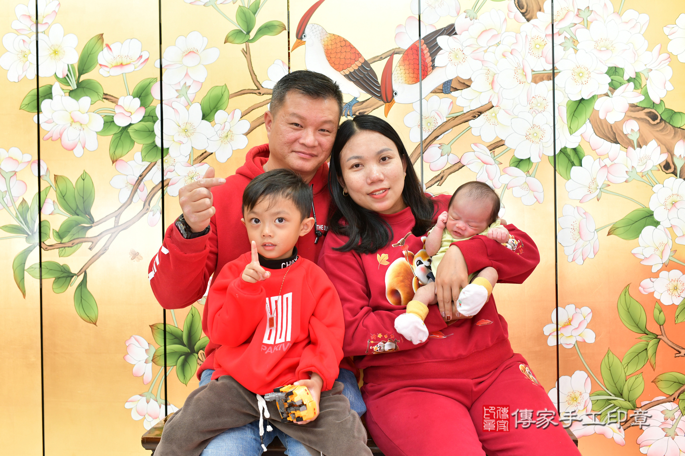 小瑩寶寶(台中市北區嬰兒寶寶滿月剃頭理髮、嬰兒剃胎毛儀式吉祥話)。中國風會場，爸媽寶貝穿「日中韓」古裝禮服。專業拍照、證書。★購買「臍帶章、肚臍章、胎毛筆刷印章」贈送：剃頭、收涎、抓周，三選一。2025.2.21，照片4