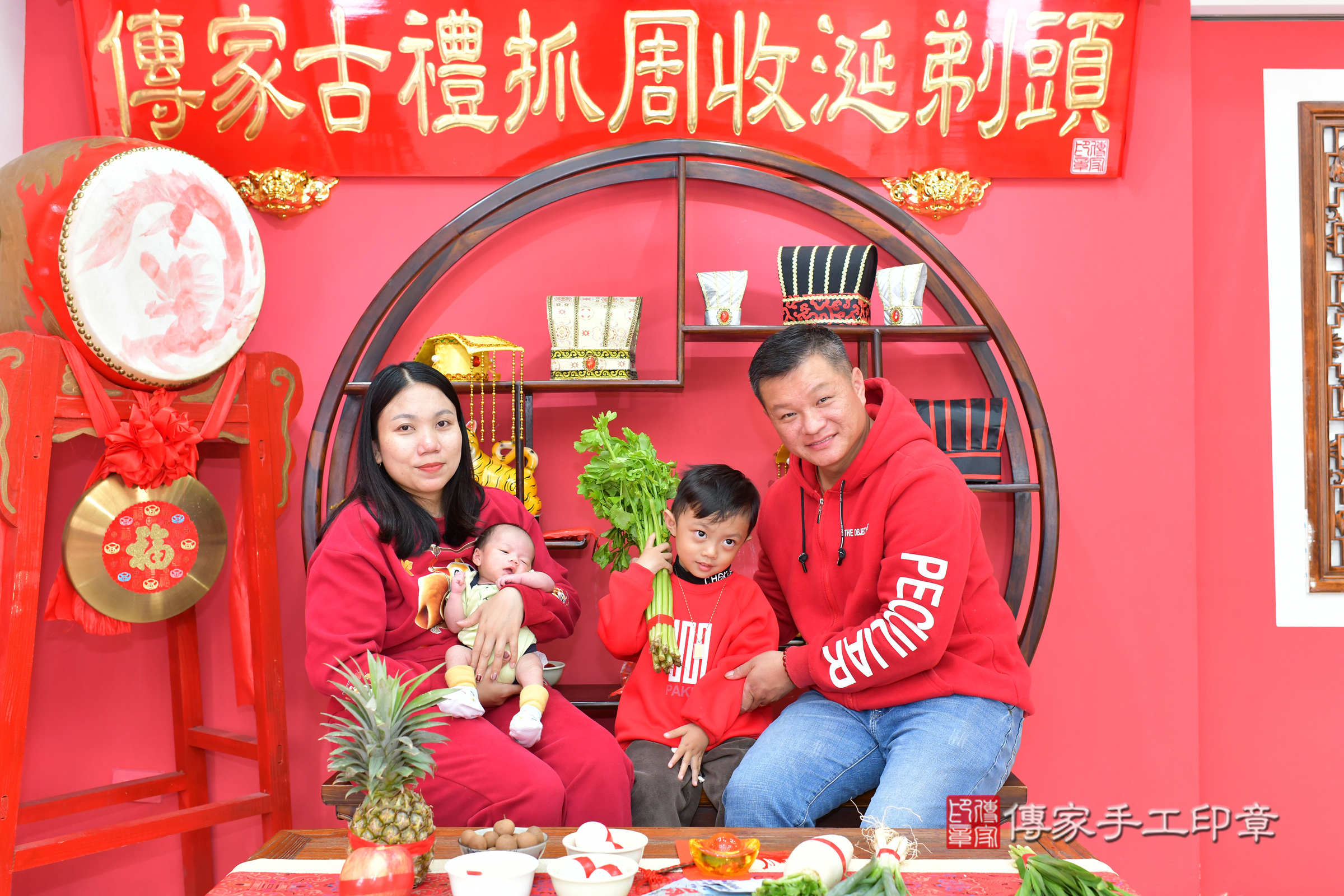 小瑩寶寶(台中市北區嬰兒寶寶滿月剃頭理髮、嬰兒剃胎毛儀式吉祥話)。中國風會場，爸媽寶貝穿「日中韓」古裝禮服。專業拍照、證書。★購買「臍帶章、肚臍章、胎毛筆刷印章」贈送：剃頭、收涎、抓周，三選一。2025.2.21，照片17