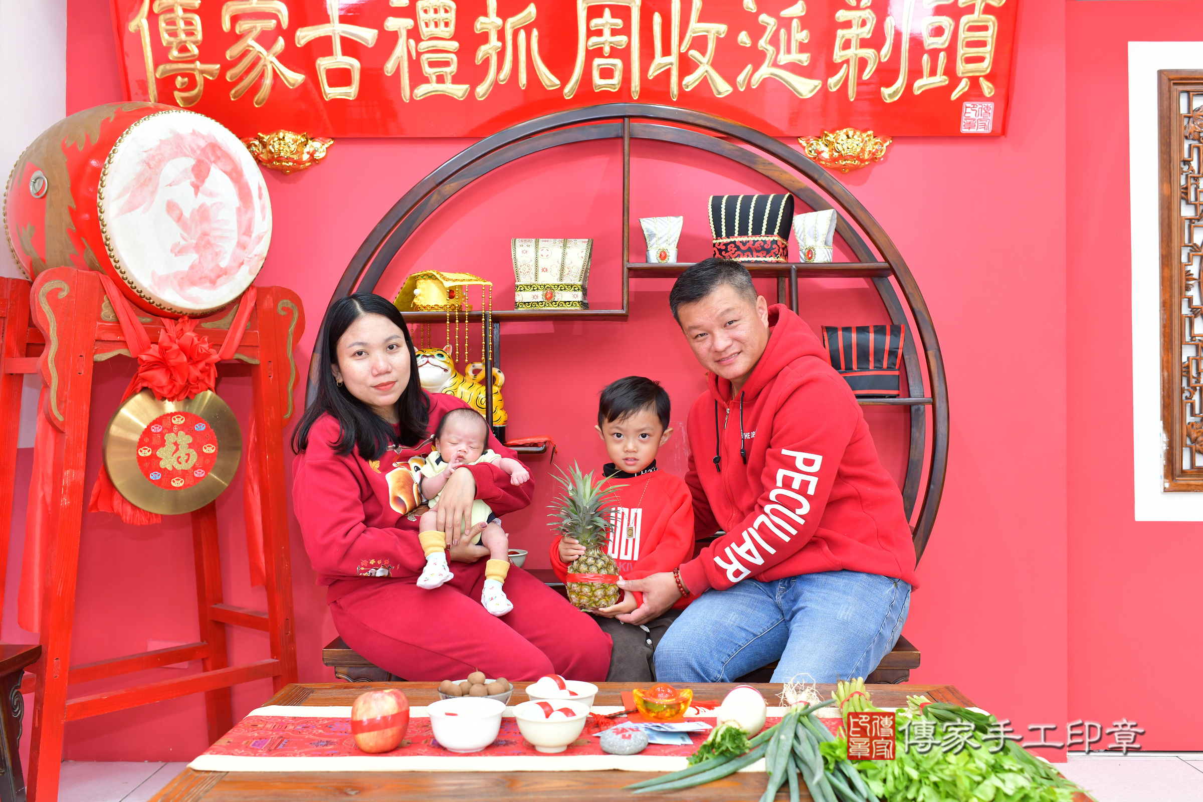 小瑩寶寶(台中市北區嬰兒寶寶滿月剃頭理髮、嬰兒剃胎毛儀式吉祥話)。中國風會場，爸媽寶貝穿「日中韓」古裝禮服。專業拍照、證書。★購買「臍帶章、肚臍章、胎毛筆刷印章」贈送：剃頭、收涎、抓周，三選一。2025.2.21，照片13