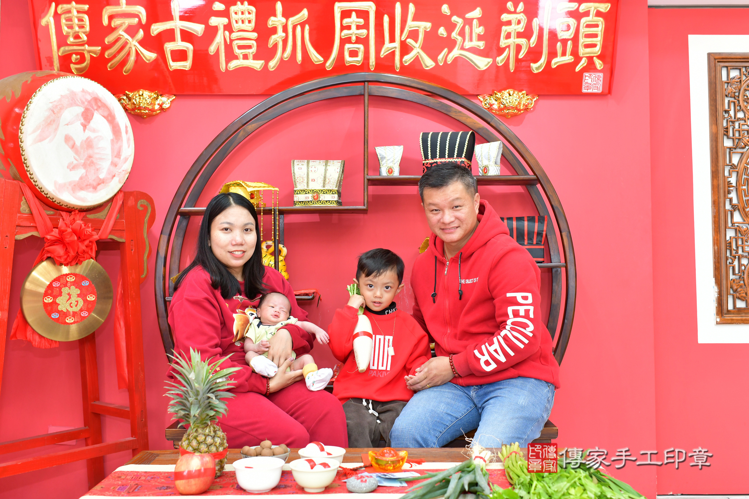 小瑩寶寶(台中市北區嬰兒寶寶滿月剃頭理髮、嬰兒剃胎毛儀式吉祥話)。中國風會場，爸媽寶貝穿「日中韓」古裝禮服。專業拍照、證書。★購買「臍帶章、肚臍章、胎毛筆刷印章」贈送：剃頭、收涎、抓周，三選一。2025.2.21，照片16