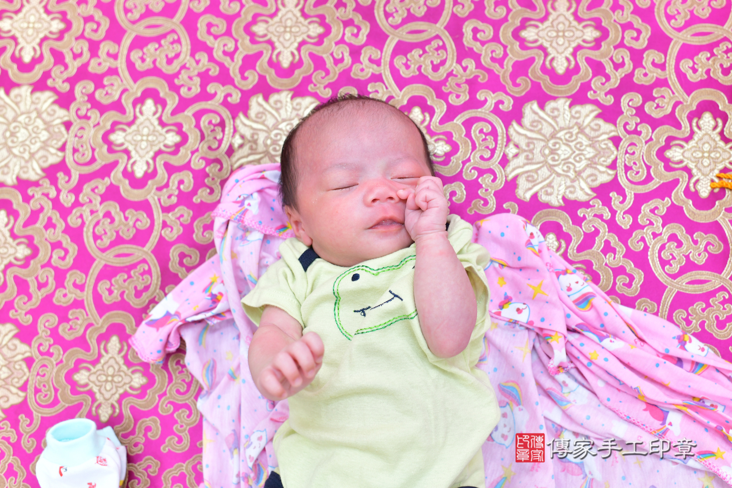 小瑩寶寶(台中市北區嬰兒寶寶滿月剃頭理髮、嬰兒剃胎毛儀式吉祥話)。中國風會場，爸媽寶貝穿「日中韓」古裝禮服。專業拍照、證書。★購買「臍帶章、肚臍章、胎毛筆刷印章」贈送：剃頭、收涎、抓周，三選一。2025.2.21，照片8