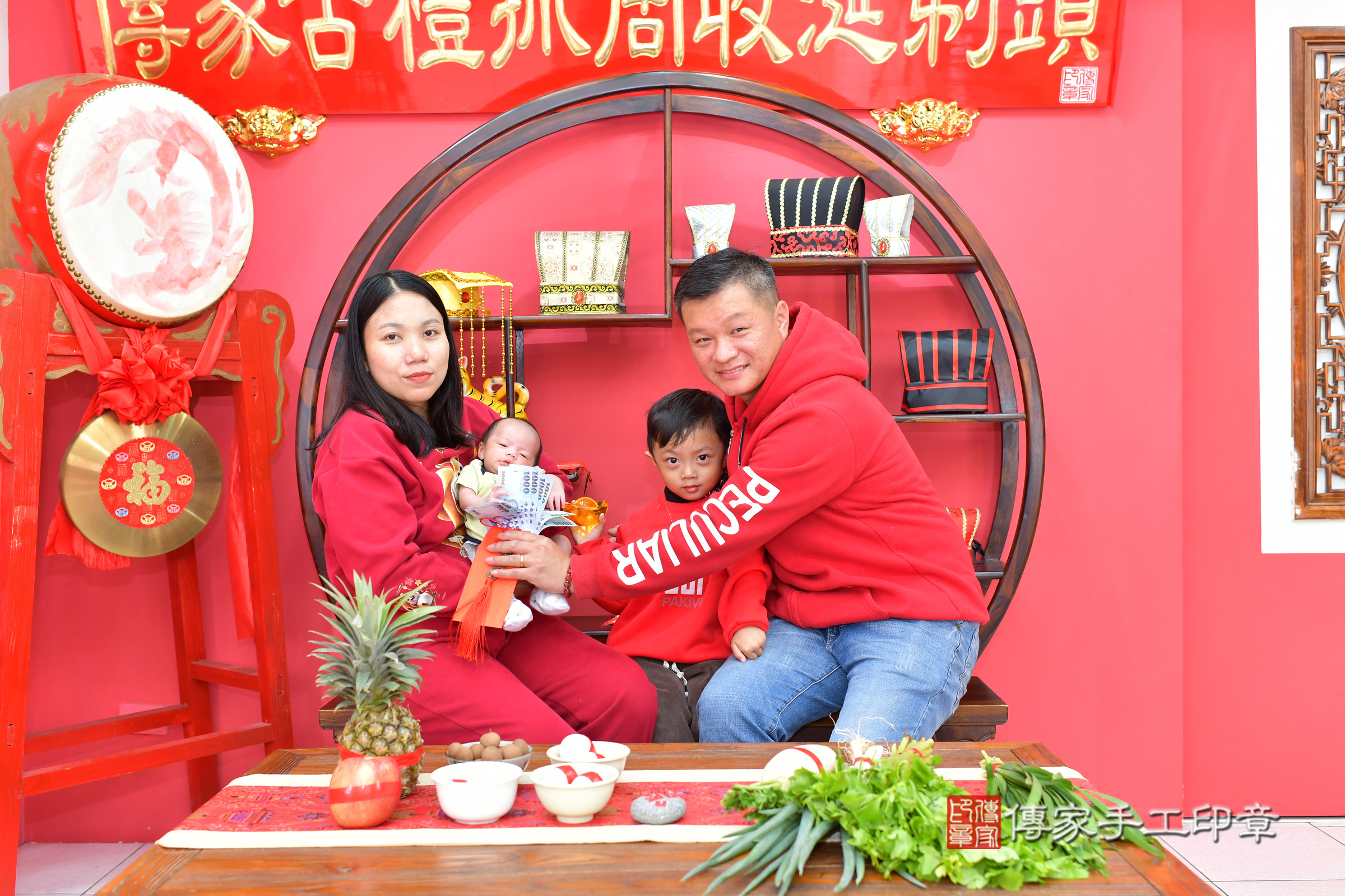小瑩寶寶(台中市北區嬰兒寶寶滿月剃頭理髮、嬰兒剃胎毛儀式吉祥話)。中國風會場，爸媽寶貝穿「日中韓」古裝禮服。專業拍照、證書。★購買「臍帶章、肚臍章、胎毛筆刷印章」贈送：剃頭、收涎、抓周，三選一。2025.2.21，照片19