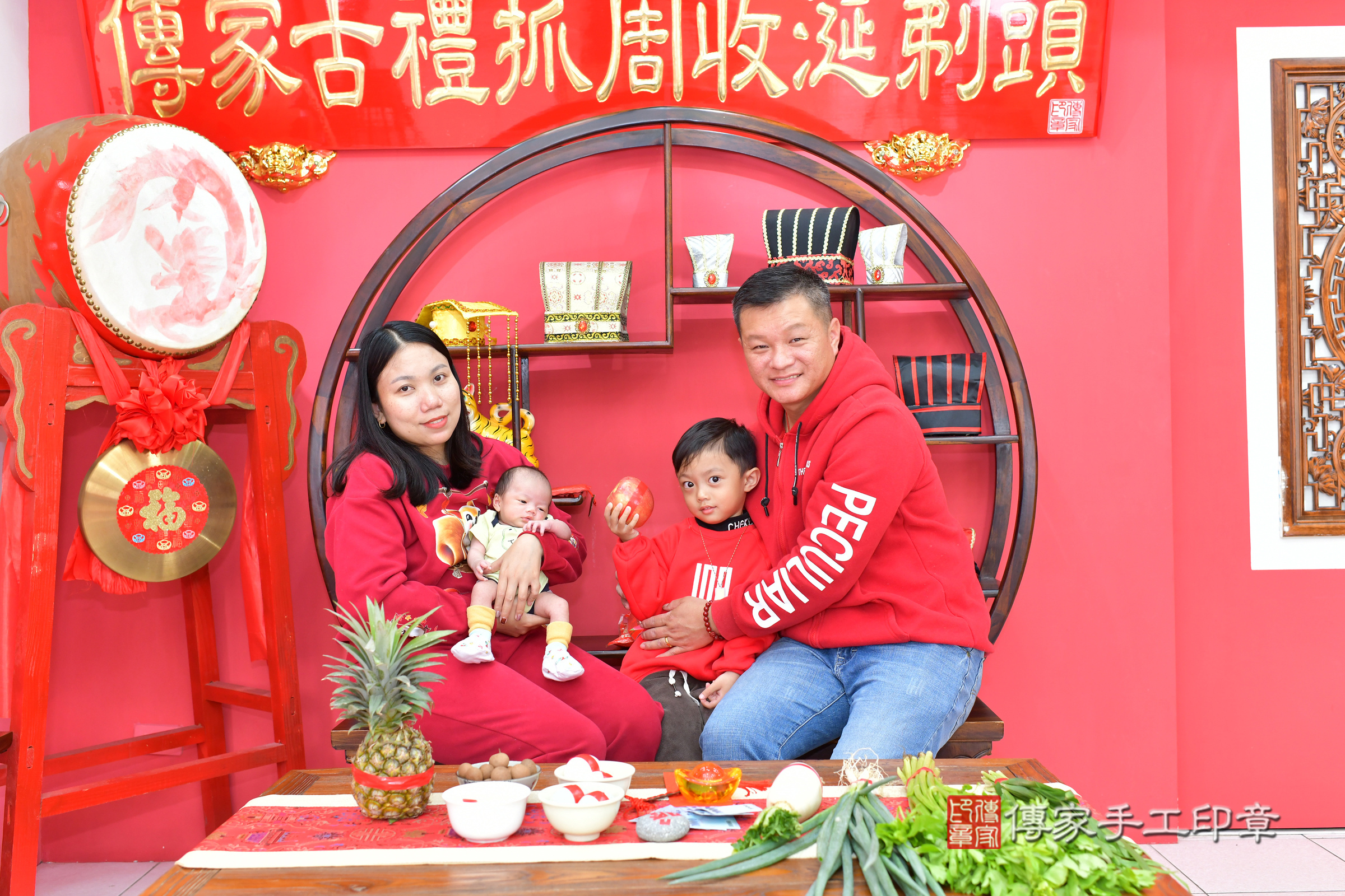 小瑩寶寶(台中市北區嬰兒寶寶滿月剃頭理髮、嬰兒剃胎毛儀式吉祥話)。中國風會場，爸媽寶貝穿「日中韓」古裝禮服。專業拍照、證書。★購買「臍帶章、肚臍章、胎毛筆刷印章」贈送：剃頭、收涎、抓周，三選一。2025.2.21，照片14