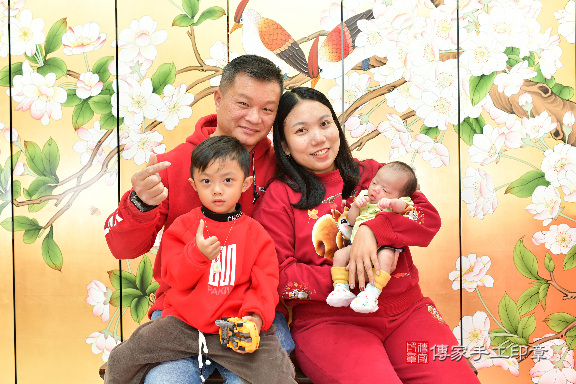 小瑩寶寶(台中市北區嬰兒寶寶滿月剃頭理髮、嬰兒剃胎毛儀式吉祥話)。中國風會場，爸媽寶貝穿「日中韓」古裝禮服。專業拍照、證書。★購買「臍帶章、肚臍章、胎毛筆刷印章」贈送：剃頭、收涎、抓周，三選一。2025.2.21，照片3