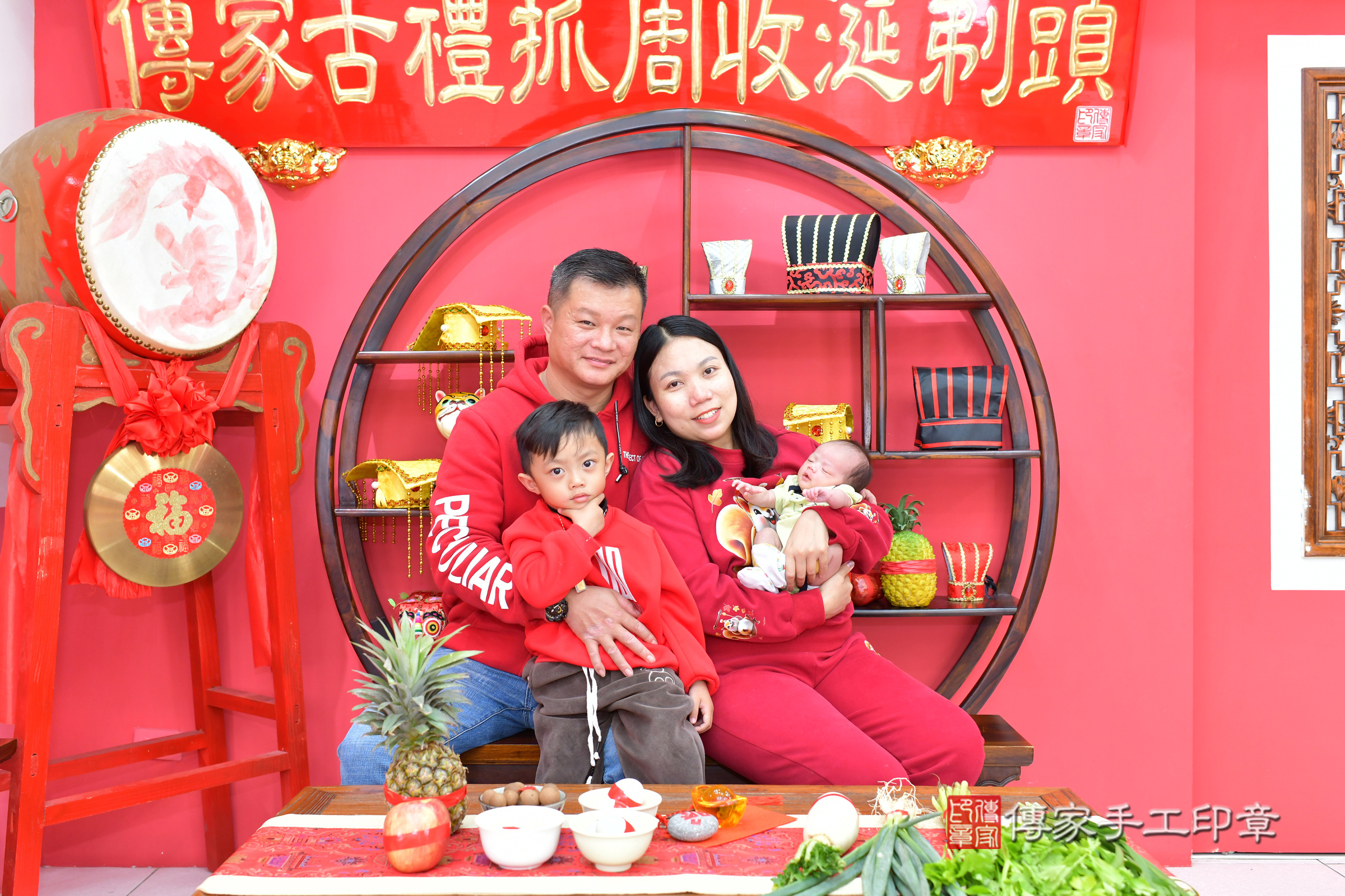 小瑩寶寶(台中市北區嬰兒寶寶滿月剃頭理髮、嬰兒剃胎毛儀式吉祥話)。中國風會場，爸媽寶貝穿「日中韓」古裝禮服。專業拍照、證書。★購買「臍帶章、肚臍章、胎毛筆刷印章」贈送：剃頭、收涎、抓周，三選一。2025.2.21，照片7