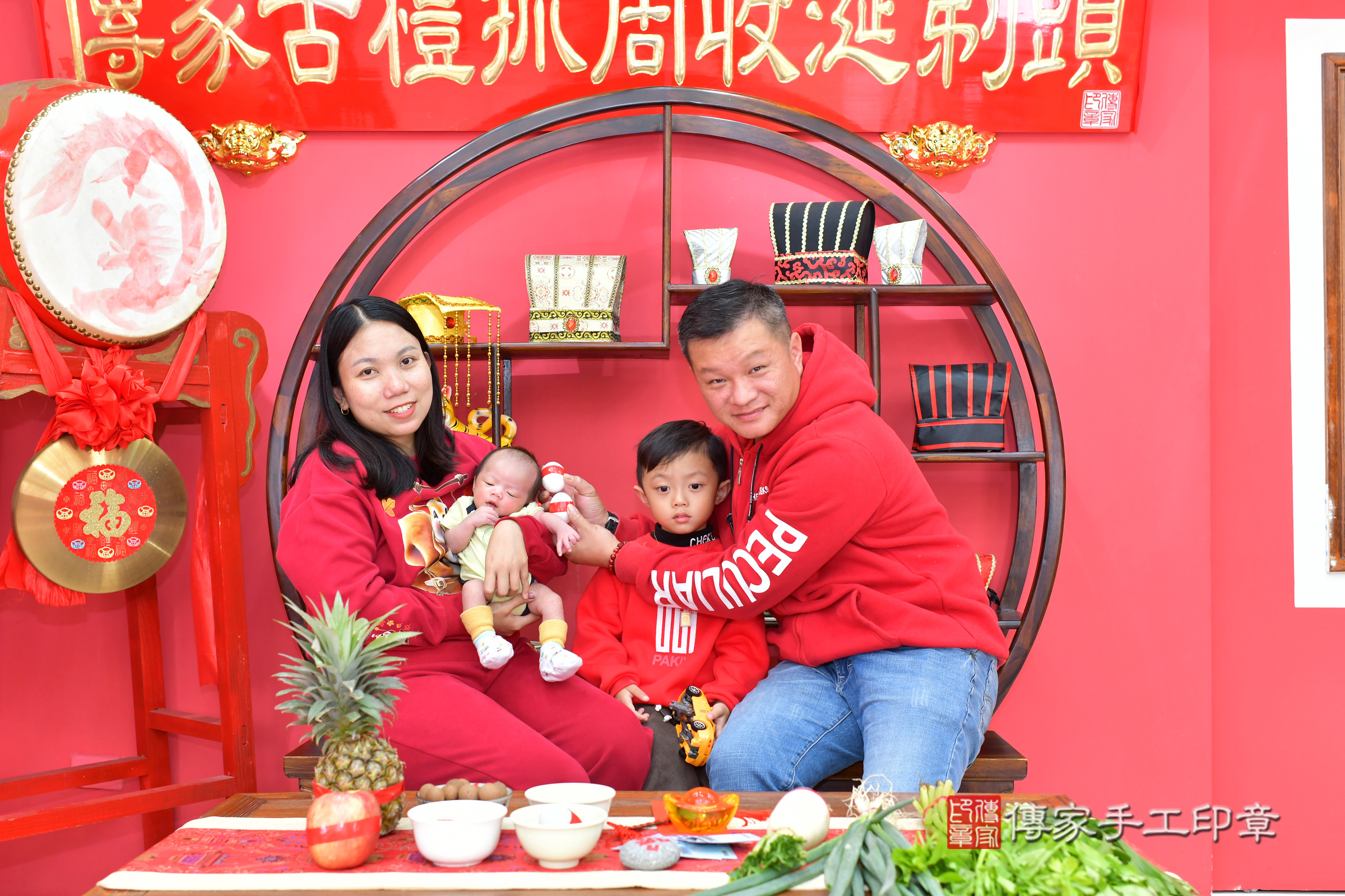 小瑩寶寶(台中市北區嬰兒寶寶滿月剃頭理髮、嬰兒剃胎毛儀式吉祥話)。中國風會場，爸媽寶貝穿「日中韓」古裝禮服。專業拍照、證書。★購買「臍帶章、肚臍章、胎毛筆刷印章」贈送：剃頭、收涎、抓周，三選一。2025.2.21，照片10