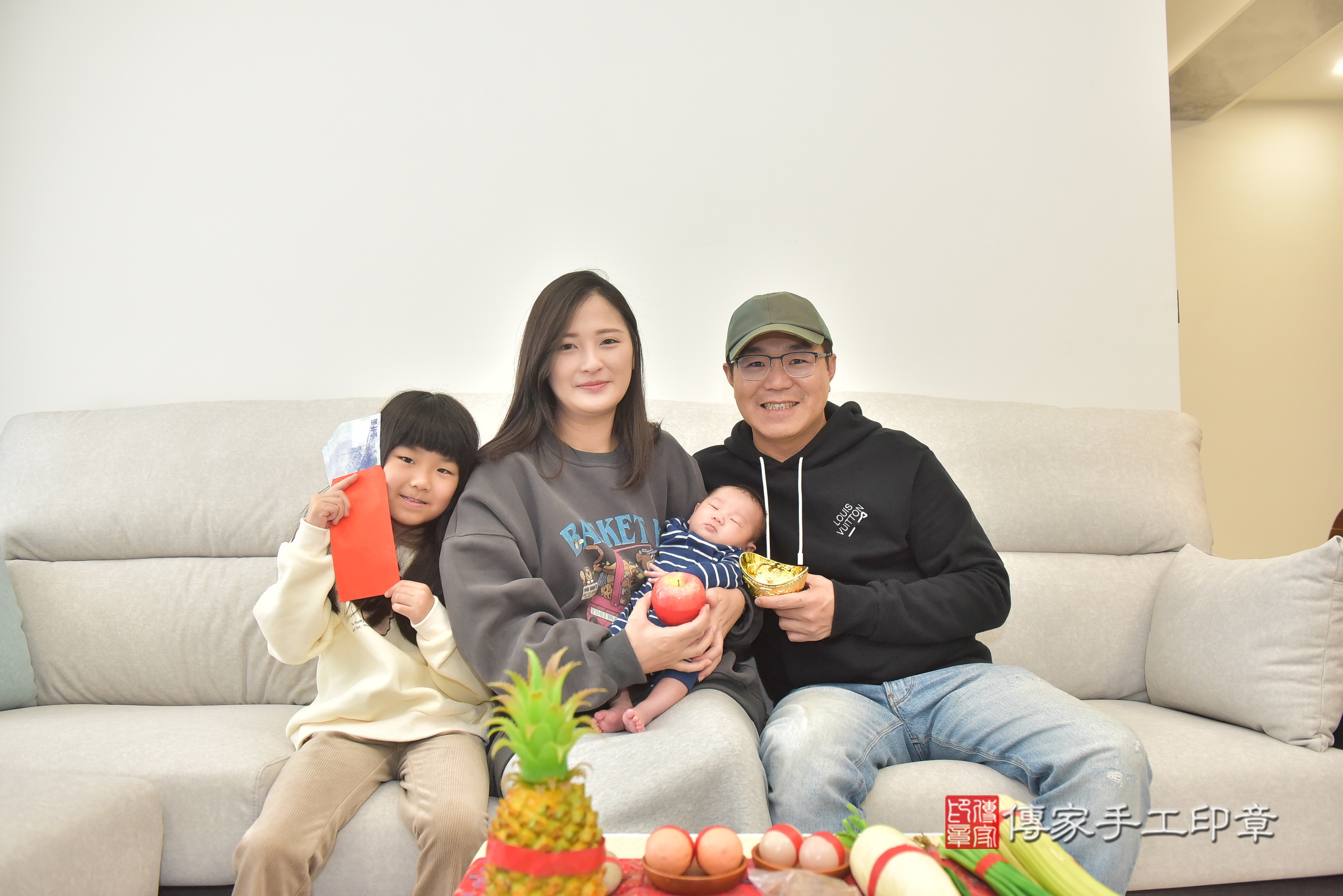 昊昊寶寶(斗六市到府嬰兒昊昊寶寶滿月剃頭理髮、到府嬰兒剃胎毛儀式吉祥話)。到府剃頭剃胎毛主持、專業拍照、證書。★購買「臍帶章、肚臍章、胎毛筆刷印章」贈送：剃頭、收涎、抓周，三選一。2025.2.23，照片9