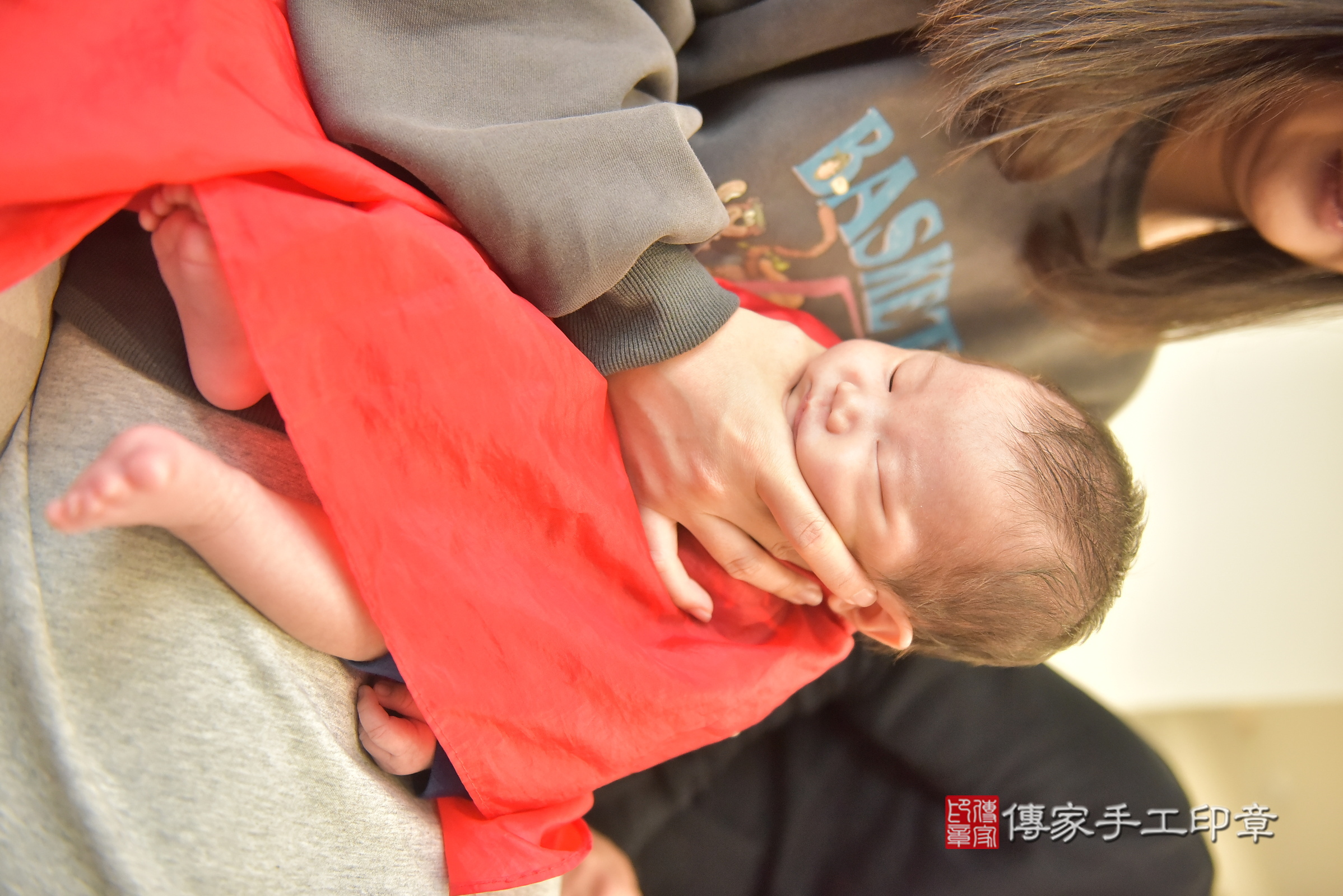 昊昊寶寶(斗六市到府嬰兒昊昊寶寶滿月剃頭理髮、到府嬰兒剃胎毛儀式吉祥話)。到府剃頭剃胎毛主持、專業拍照、證書。★購買「臍帶章、肚臍章、胎毛筆刷印章」贈送：剃頭、收涎、抓周，三選一。2025.2.23，照片15