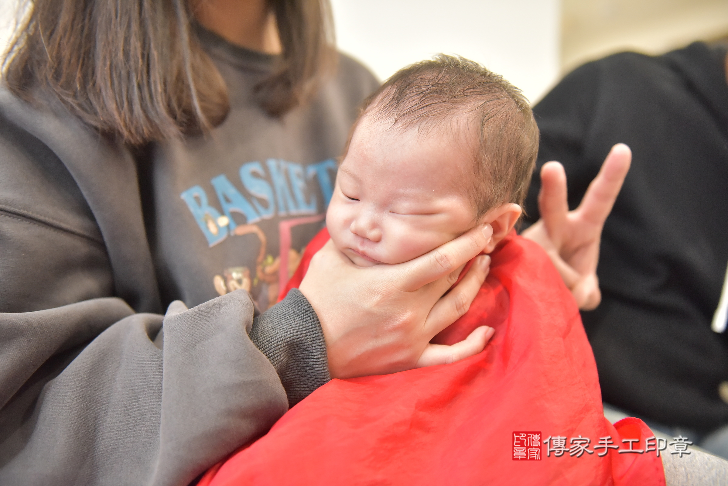 昊昊寶寶(斗六市到府嬰兒昊昊寶寶滿月剃頭理髮、到府嬰兒剃胎毛儀式吉祥話)。到府剃頭剃胎毛主持、專業拍照、證書。★購買「臍帶章、肚臍章、胎毛筆刷印章」贈送：剃頭、收涎、抓周，三選一。2025.2.23，照片14