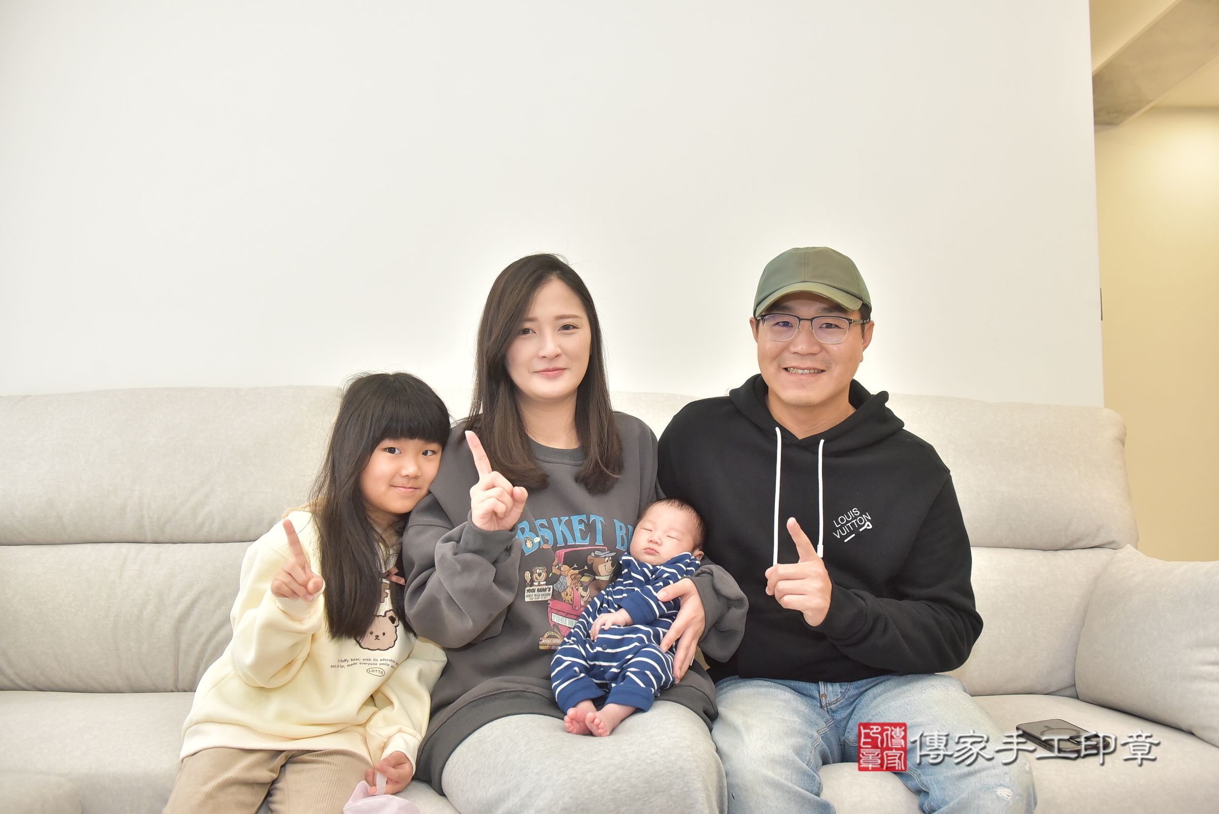 昊昊寶寶(斗六市到府嬰兒昊昊寶寶滿月剃頭理髮、到府嬰兒剃胎毛儀式吉祥話)。到府剃頭剃胎毛主持、專業拍照、證書。★購買「臍帶章、肚臍章、胎毛筆刷印章」贈送：剃頭、收涎、抓周，三選一。2025.2.23，照片2