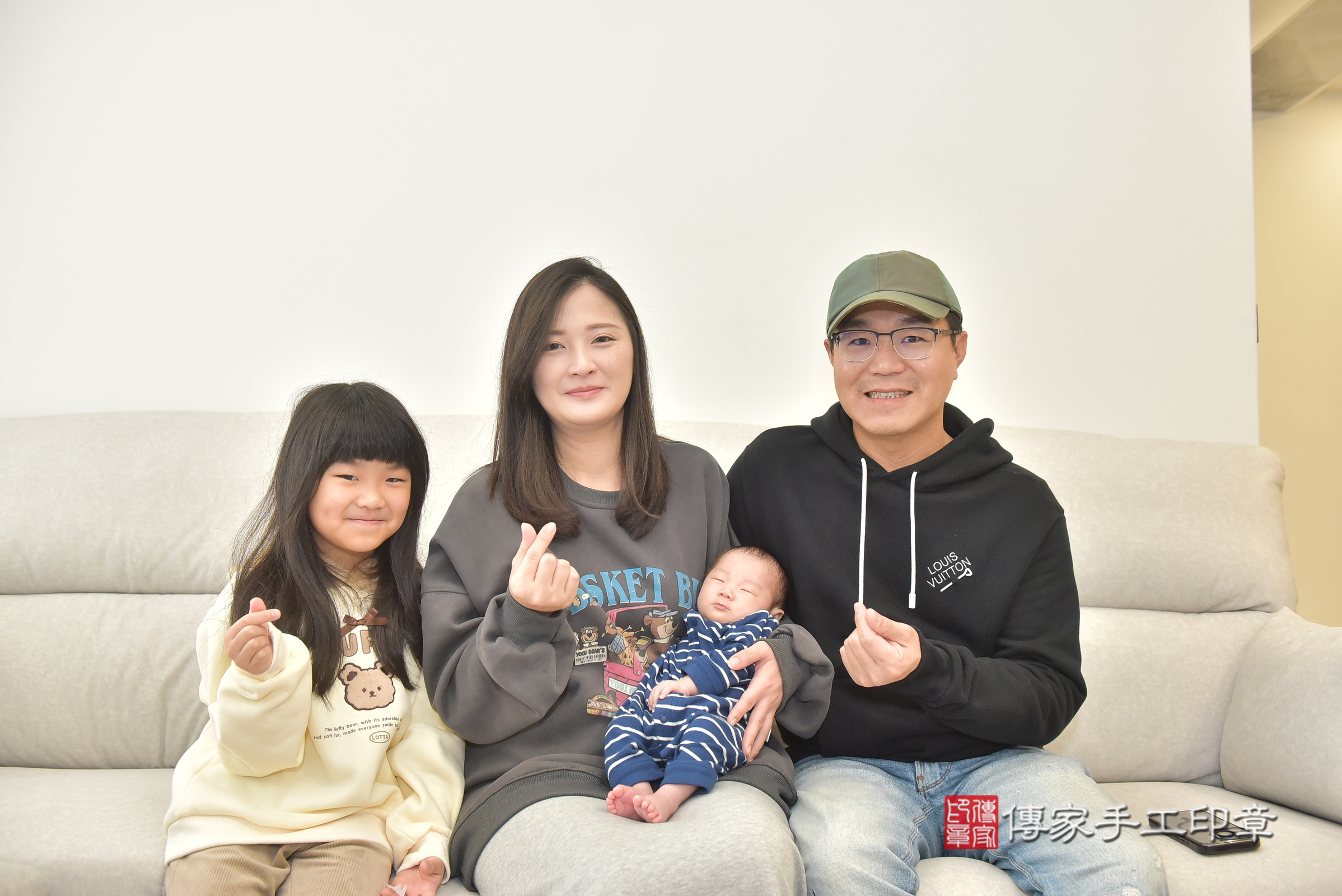 昊昊寶寶(斗六市到府嬰兒昊昊寶寶滿月剃頭理髮、到府嬰兒剃胎毛儀式吉祥話)。到府剃頭剃胎毛主持、專業拍照、證書。★購買「臍帶章、肚臍章、胎毛筆刷印章」贈送：剃頭、收涎、抓周，三選一。2025.2.23，照片3