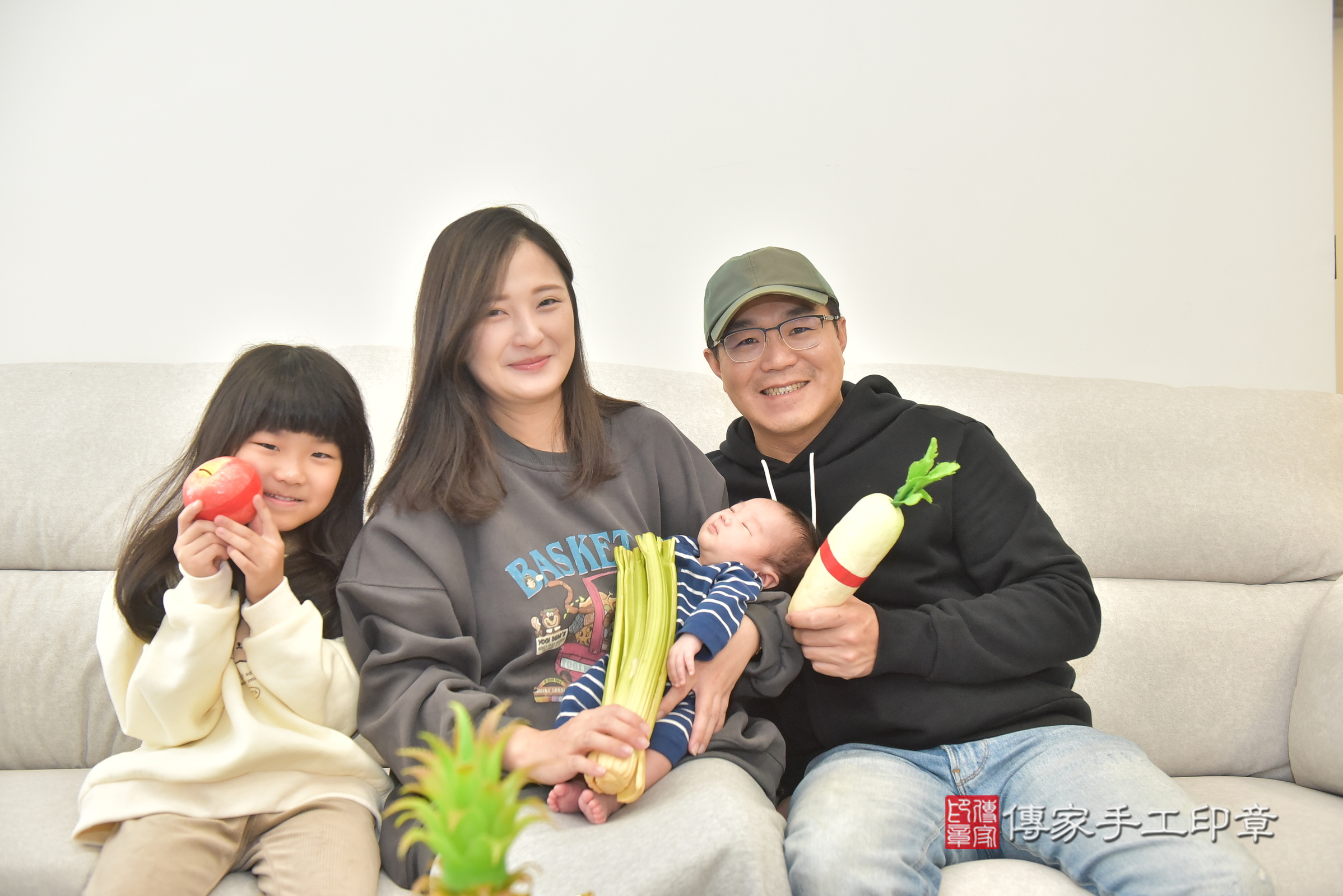 昊昊寶寶(斗六市到府嬰兒昊昊寶寶滿月剃頭理髮、到府嬰兒剃胎毛儀式吉祥話)。到府剃頭剃胎毛主持、專業拍照、證書。★購買「臍帶章、肚臍章、胎毛筆刷印章」贈送：剃頭、收涎、抓周，三選一。2025.2.23，照片11