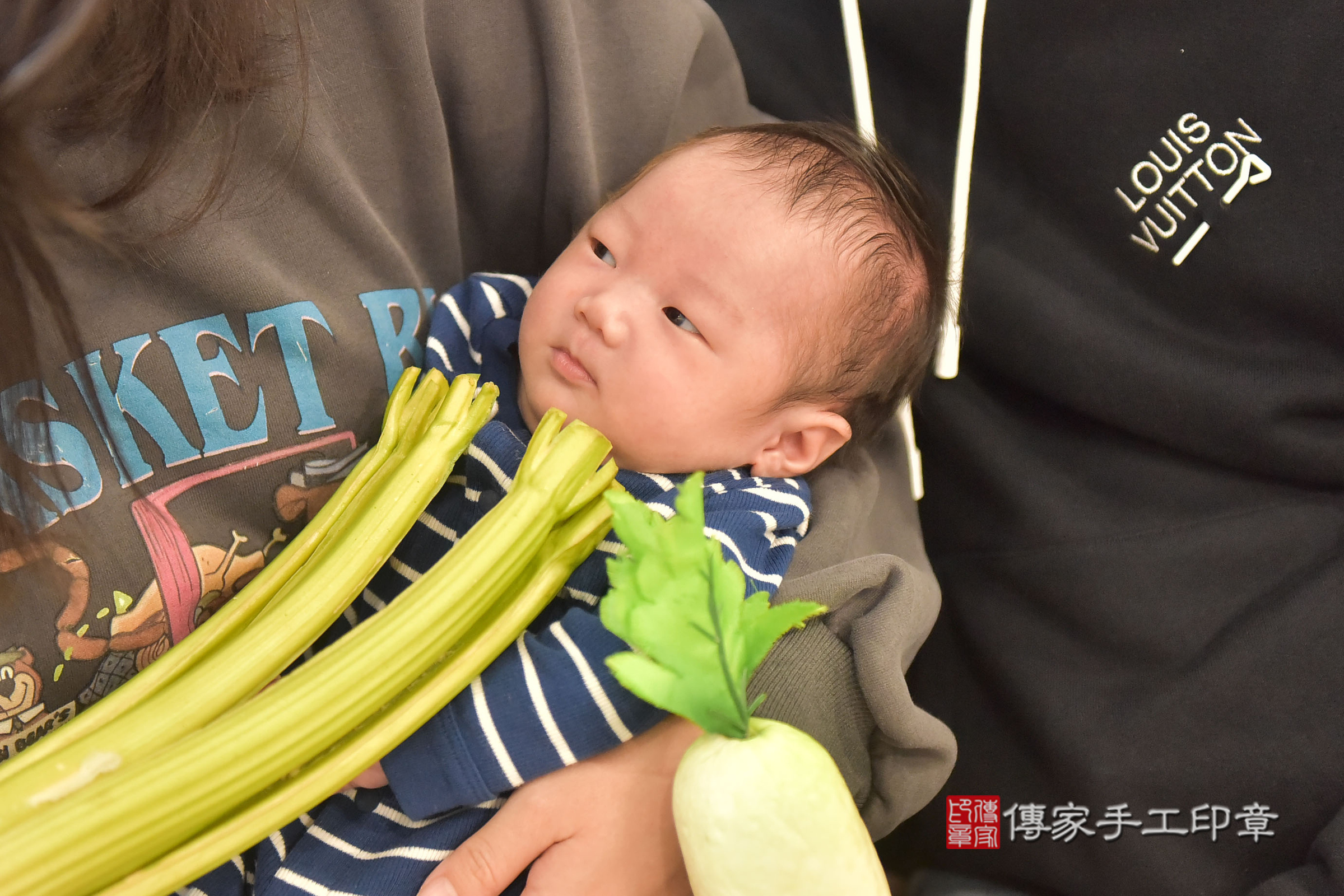 昊昊寶寶(斗六市到府嬰兒昊昊寶寶滿月剃頭理髮、到府嬰兒剃胎毛儀式吉祥話)。到府剃頭剃胎毛主持、專業拍照、證書。★購買「臍帶章、肚臍章、胎毛筆刷印章」贈送：剃頭、收涎、抓周，三選一。2025.2.23，照片12