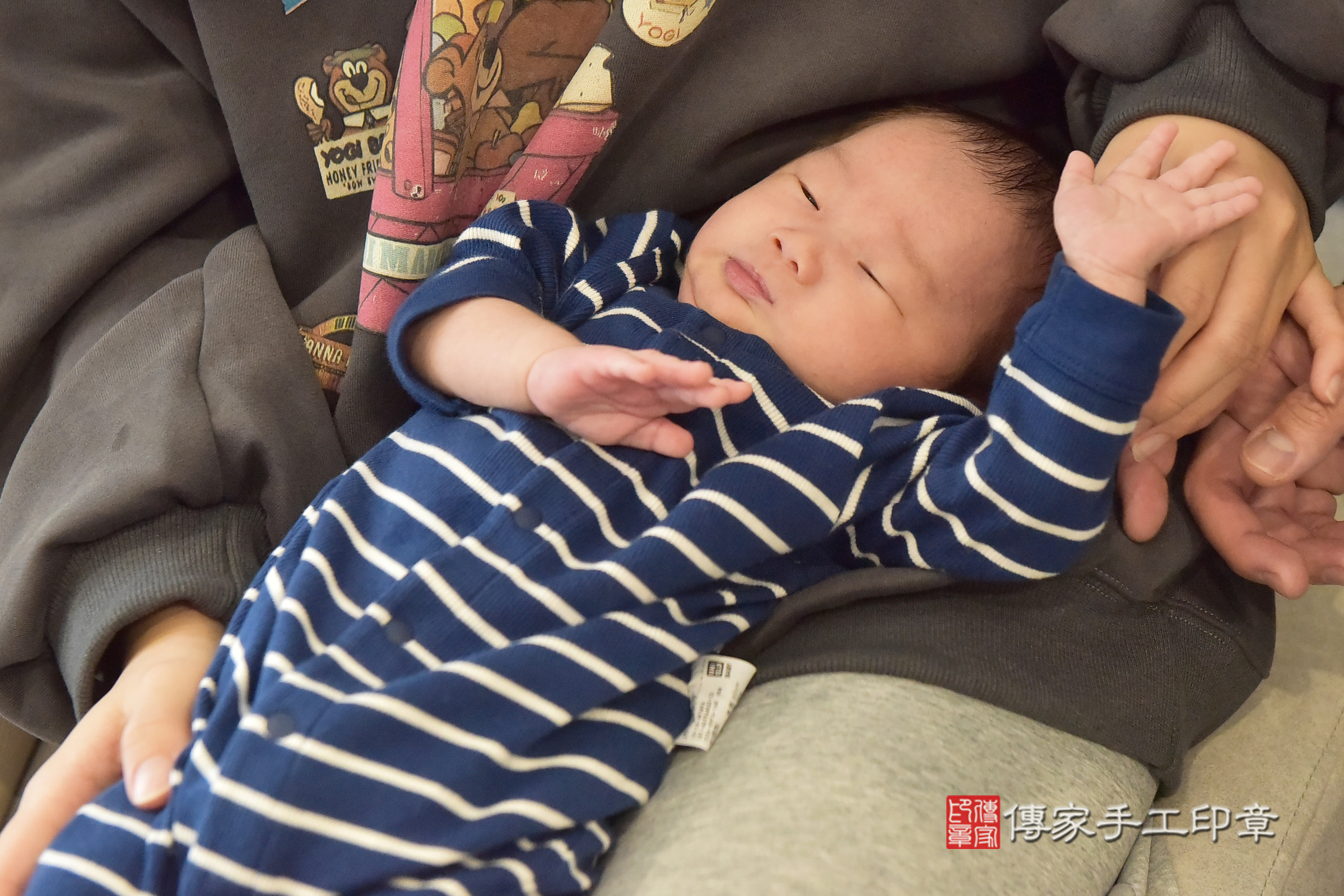昊昊寶寶(斗六市到府嬰兒昊昊寶寶滿月剃頭理髮、到府嬰兒剃胎毛儀式吉祥話)。到府剃頭剃胎毛主持、專業拍照、證書。★購買「臍帶章、肚臍章、胎毛筆刷印章」贈送：剃頭、收涎、抓周，三選一。2025.2.23，照片6