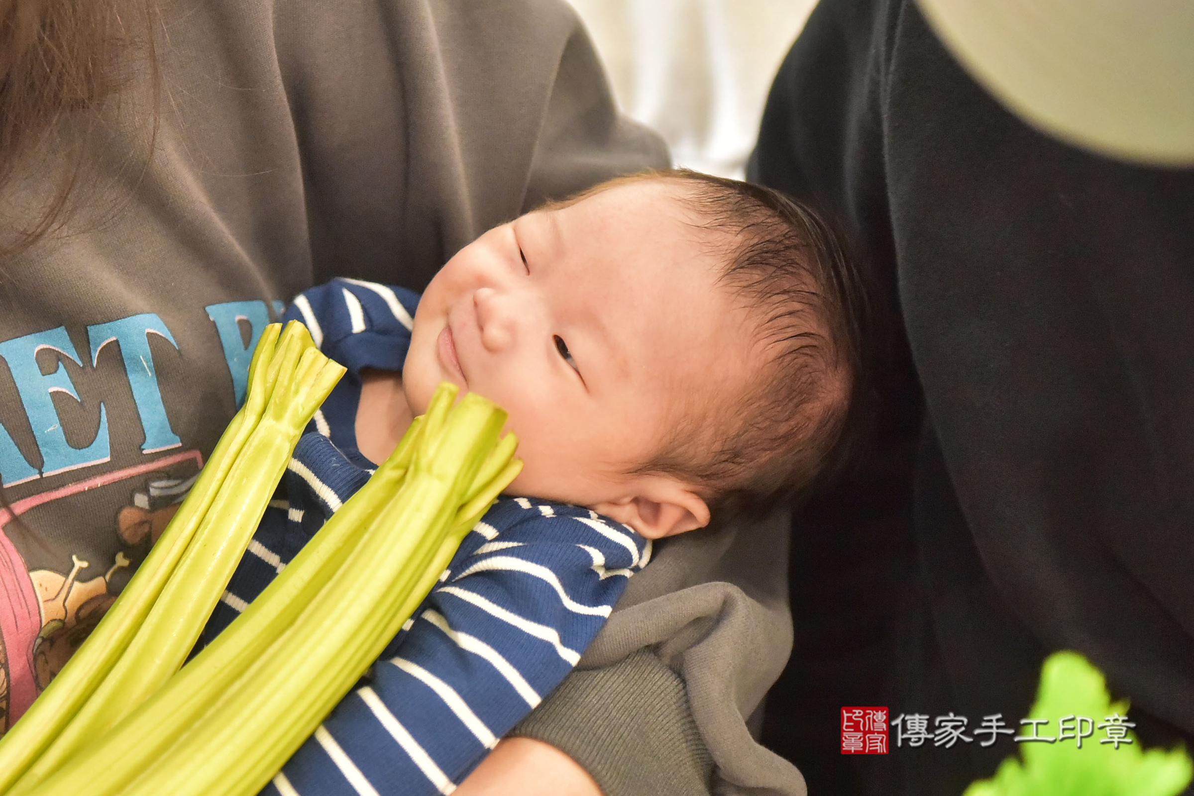 昊昊寶寶(斗六市到府嬰兒昊昊寶寶滿月剃頭理髮、到府嬰兒剃胎毛儀式吉祥話)。到府剃頭剃胎毛主持、專業拍照、證書。★購買「臍帶章、肚臍章、胎毛筆刷印章」贈送：剃頭、收涎、抓周，三選一。2025.2.23，照片13
