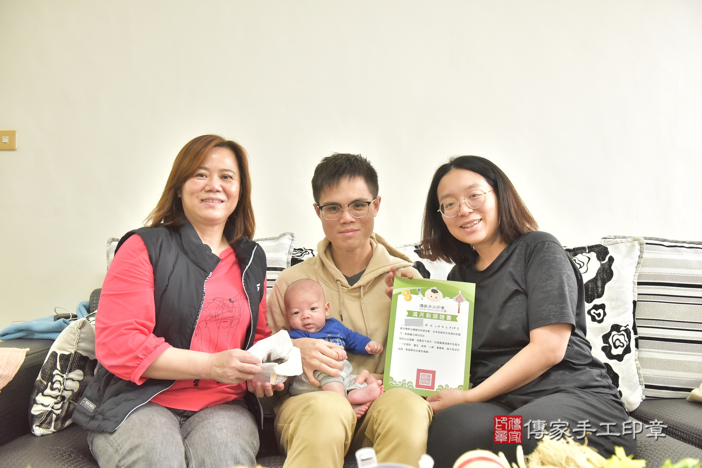 小璟寶寶(台中市西屯區到府嬰兒小璟寶寶滿月剃頭理髮、到府嬰兒剃胎毛儀式吉祥話)。到府剃頭剃胎毛主持、專業拍照、證書。★購買「臍帶章、肚臍章、胎毛筆刷印章」贈送：剃頭、收涎、抓周，三選一。2025.2.23，照片22