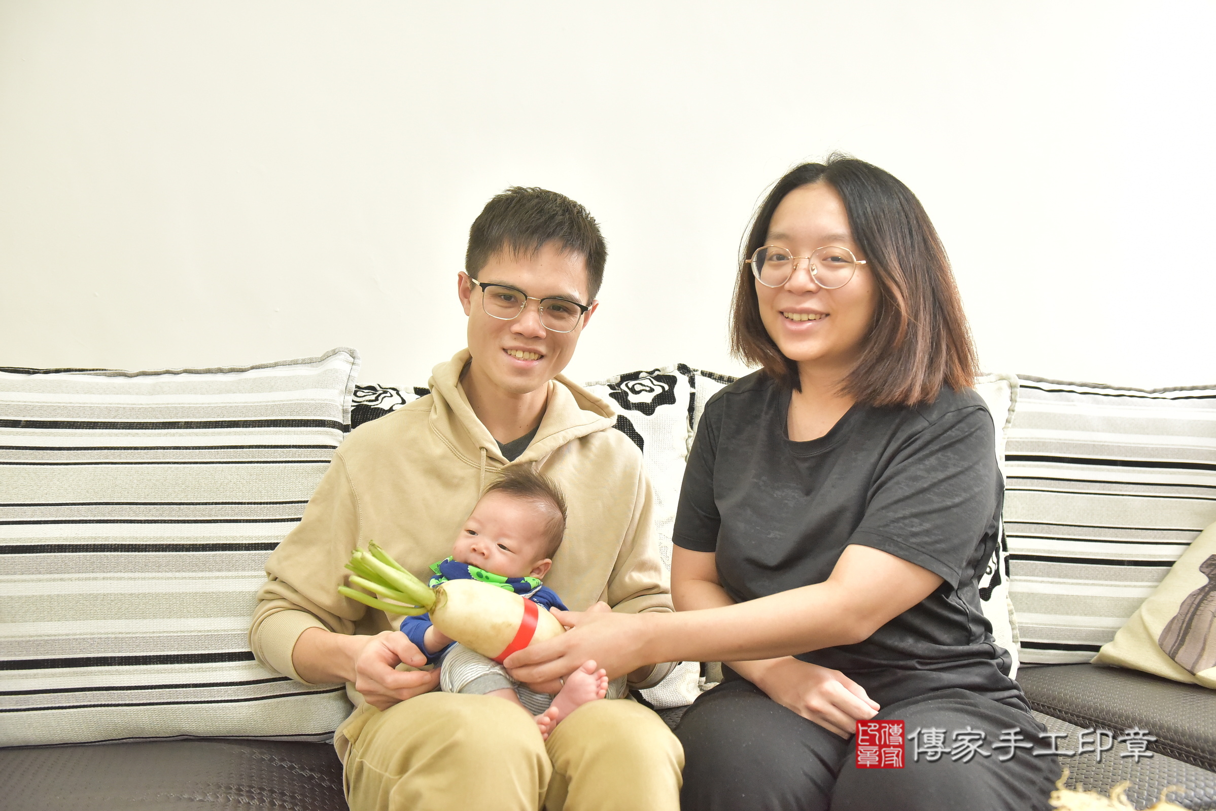 小璟寶寶(台中市西屯區到府嬰兒小璟寶寶滿月剃頭理髮、到府嬰兒剃胎毛儀式吉祥話)。到府剃頭剃胎毛主持、專業拍照、證書。★購買「臍帶章、肚臍章、胎毛筆刷印章」贈送：剃頭、收涎、抓周，三選一。2025.2.23，照片17