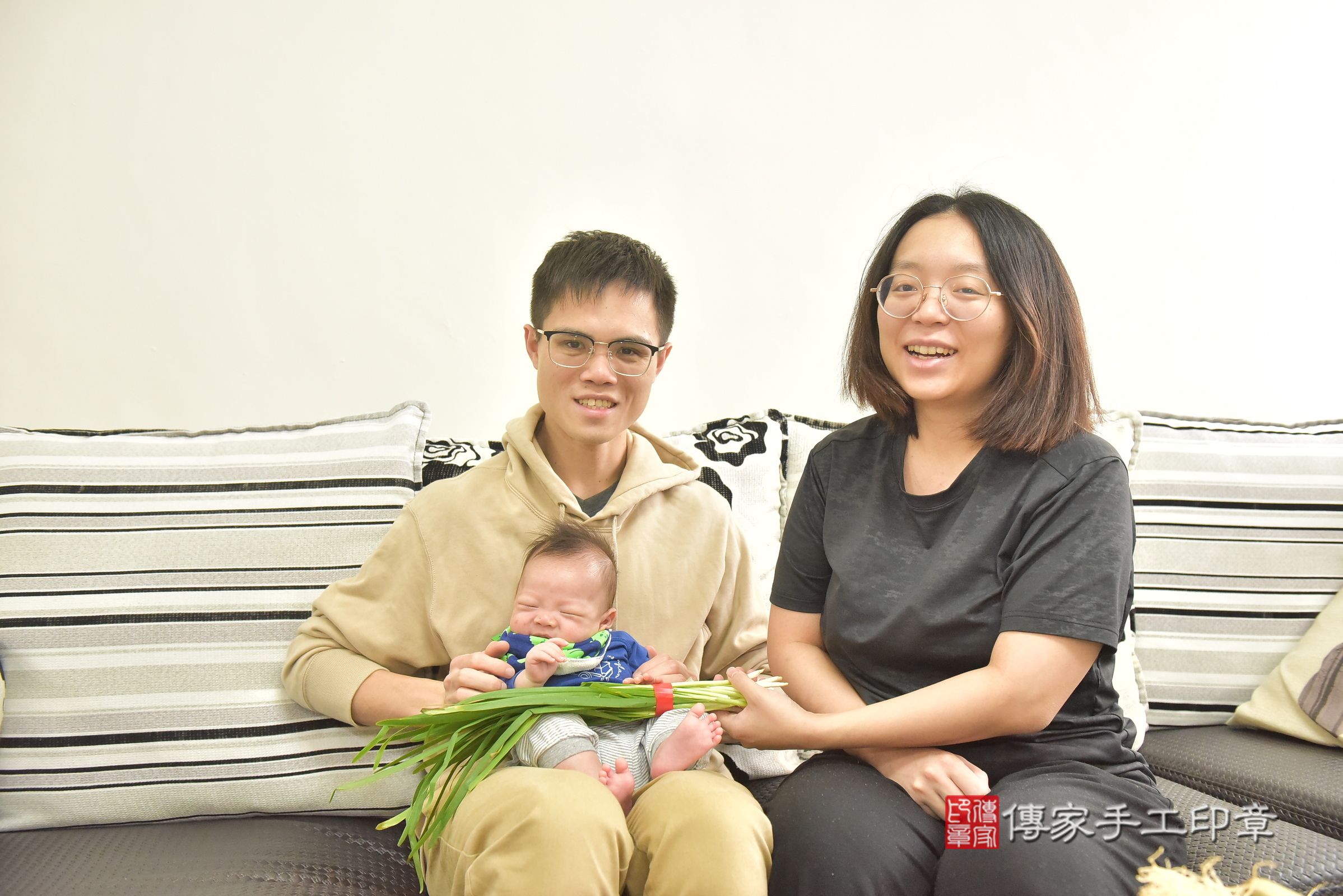 小璟寶寶(台中市西屯區到府嬰兒小璟寶寶滿月剃頭理髮、到府嬰兒剃胎毛儀式吉祥話)。到府剃頭剃胎毛主持、專業拍照、證書。★購買「臍帶章、肚臍章、胎毛筆刷印章」贈送：剃頭、收涎、抓周，三選一。2025.2.23，照片16