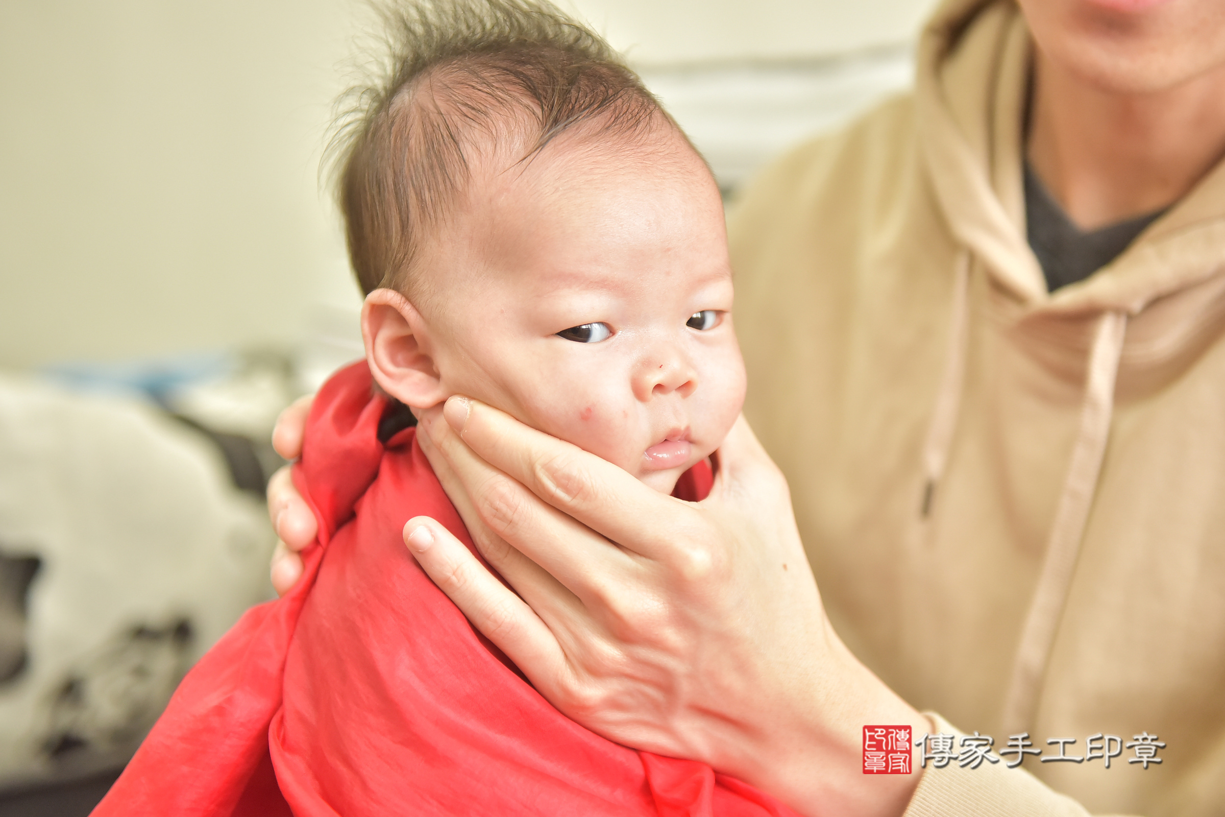 小璟寶寶(台中市西屯區到府嬰兒小璟寶寶滿月剃頭理髮、到府嬰兒剃胎毛儀式吉祥話)。到府剃頭剃胎毛主持、專業拍照、證書。★購買「臍帶章、肚臍章、胎毛筆刷印章」贈送：剃頭、收涎、抓周，三選一。2025.2.23，照片21