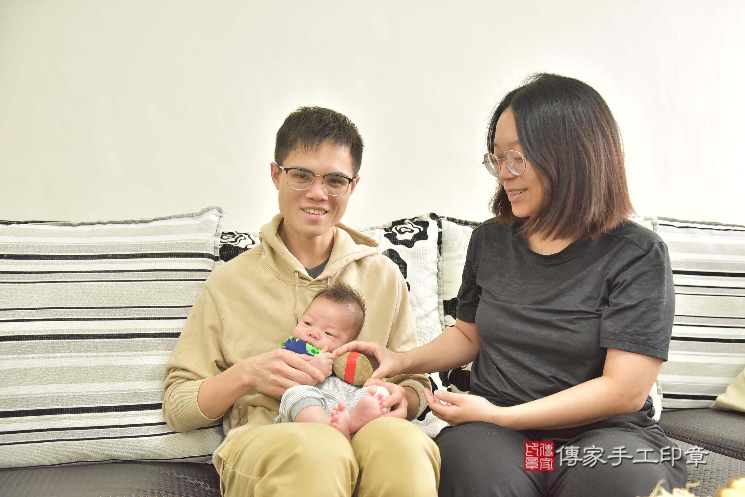 小璟寶寶(台中市西屯區到府嬰兒小璟寶寶滿月剃頭理髮、到府嬰兒剃胎毛儀式吉祥話)。到府剃頭剃胎毛主持、專業拍照、證書。★購買「臍帶章、肚臍章、胎毛筆刷印章」贈送：剃頭、收涎、抓周，三選一。2025.2.23，照片9