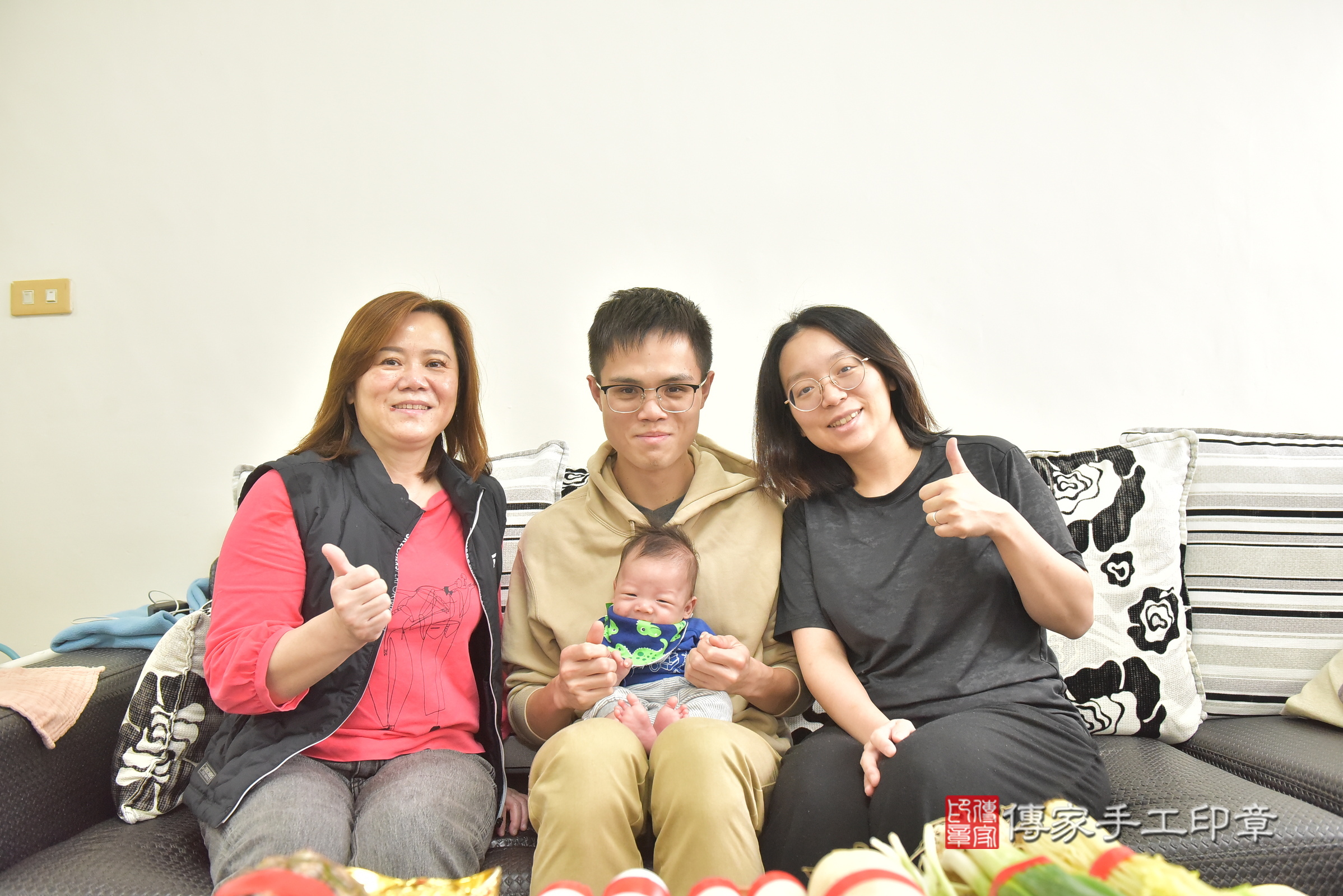 小璟寶寶(台中市西屯區到府嬰兒小璟寶寶滿月剃頭理髮、到府嬰兒剃胎毛儀式吉祥話)。到府剃頭剃胎毛主持、專業拍照、證書。★購買「臍帶章、肚臍章、胎毛筆刷印章」贈送：剃頭、收涎、抓周，三選一。2025.2.23，照片3