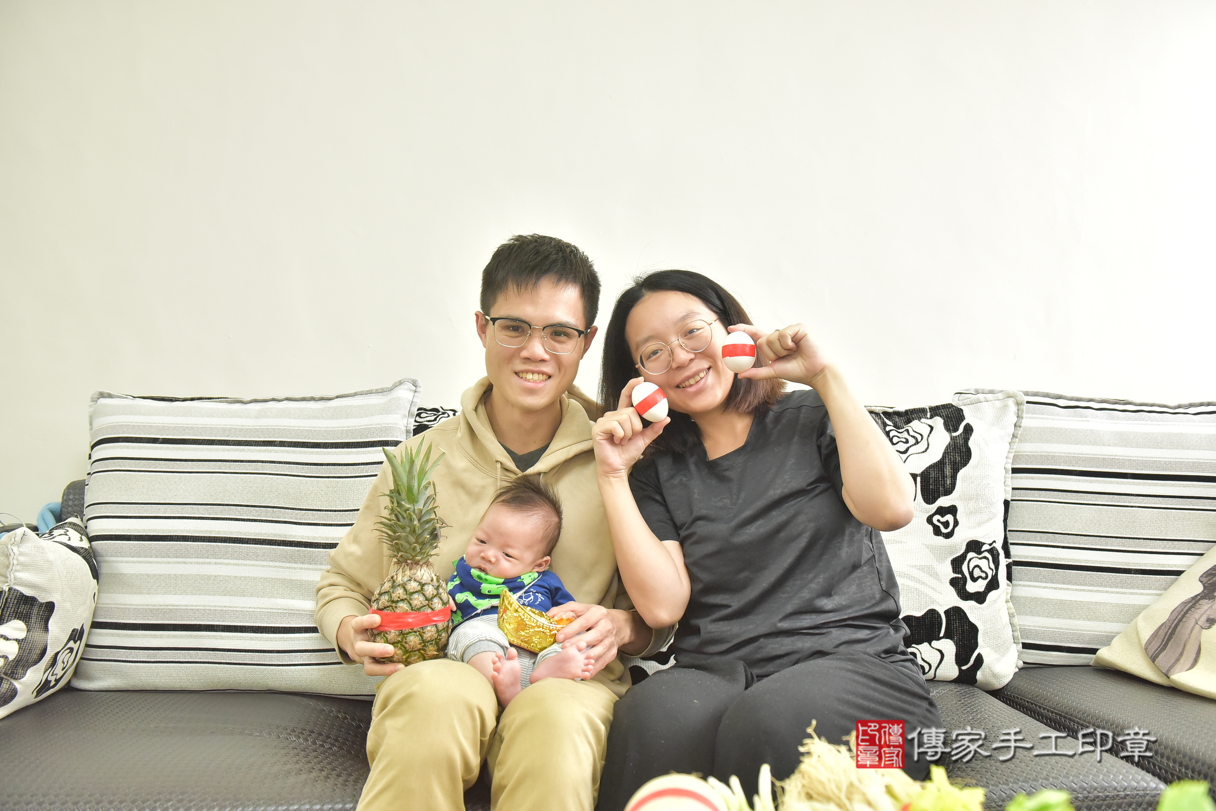 小璟寶寶(台中市西屯區到府嬰兒小璟寶寶滿月剃頭理髮、到府嬰兒剃胎毛儀式吉祥話)。到府剃頭剃胎毛主持、專業拍照、證書。★購買「臍帶章、肚臍章、胎毛筆刷印章」贈送：剃頭、收涎、抓周，三選一。2025.2.23，照片7