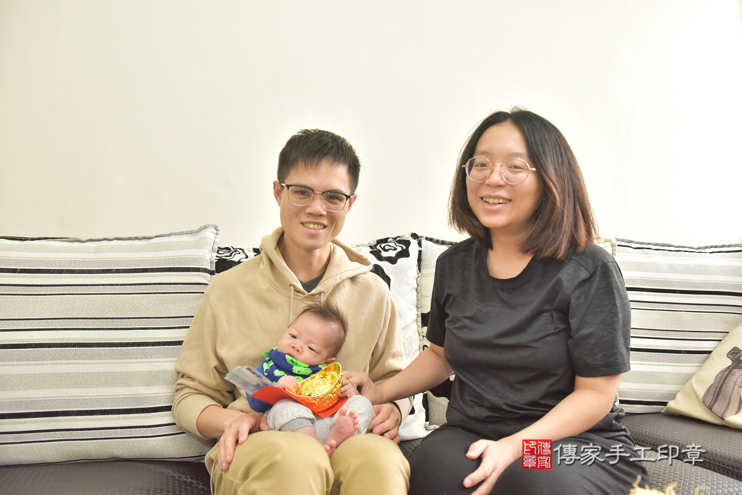 小璟寶寶(台中市西屯區到府嬰兒小璟寶寶滿月剃頭理髮、到府嬰兒剃胎毛儀式吉祥話)。到府剃頭剃胎毛主持、專業拍照、證書。★購買「臍帶章、肚臍章、胎毛筆刷印章」贈送：剃頭、收涎、抓周，三選一。2025.2.23，照片18