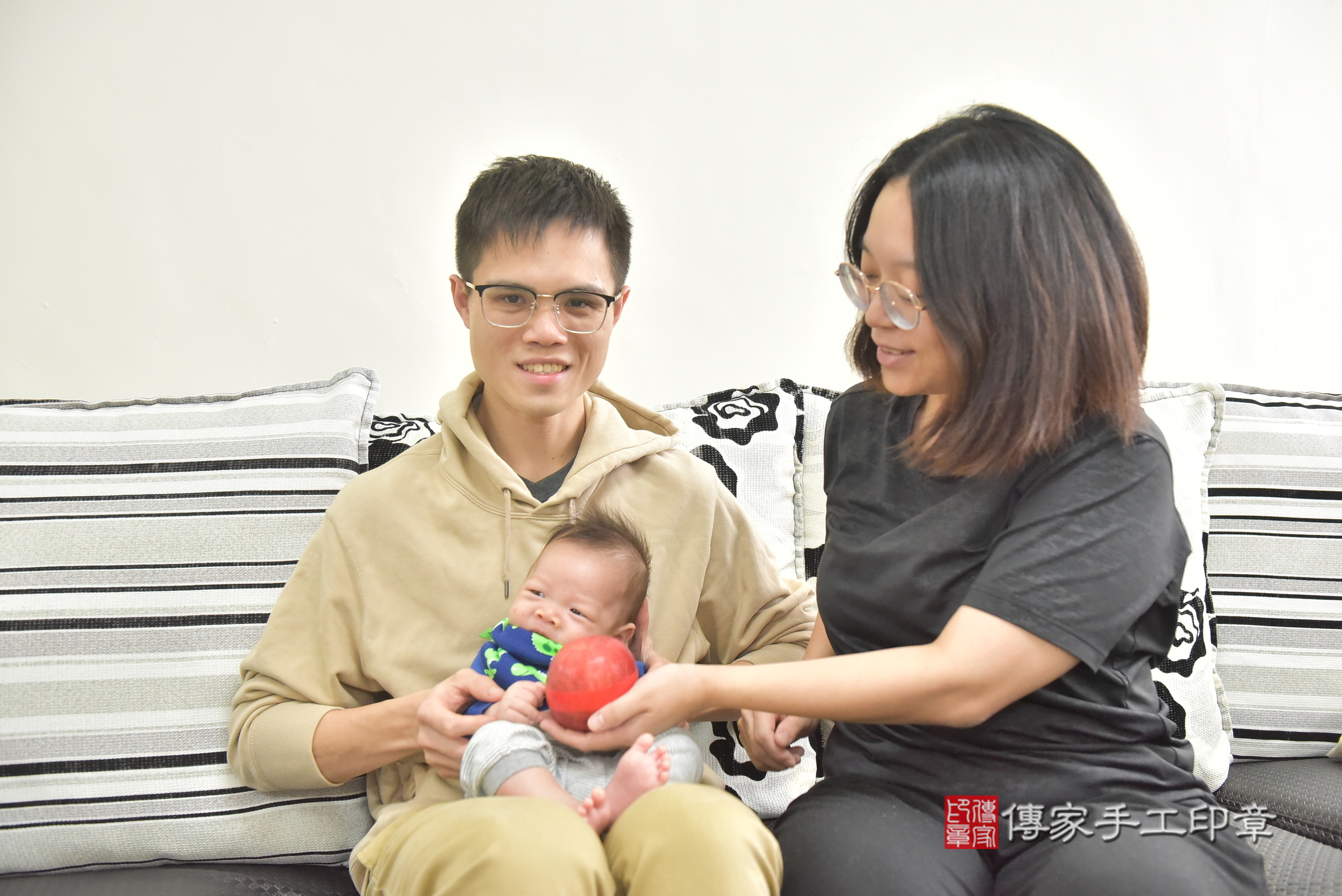 小璟寶寶(台中市西屯區到府嬰兒小璟寶寶滿月剃頭理髮、到府嬰兒剃胎毛儀式吉祥話)。到府剃頭剃胎毛主持、專業拍照、證書。★購買「臍帶章、肚臍章、胎毛筆刷印章」贈送：剃頭、收涎、抓周，三選一。2025.2.23，照片11