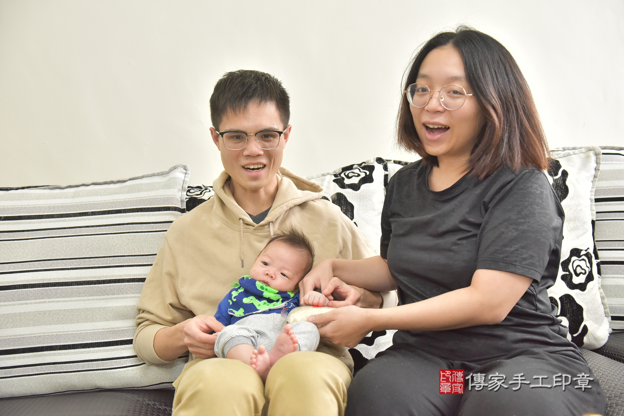 小璟寶寶(台中市西屯區到府嬰兒小璟寶寶滿月剃頭理髮、到府嬰兒剃胎毛儀式吉祥話)。到府剃頭剃胎毛主持、專業拍照、證書。★購買「臍帶章、肚臍章、胎毛筆刷印章」贈送：剃頭、收涎、抓周，三選一。2025.2.23，照片10