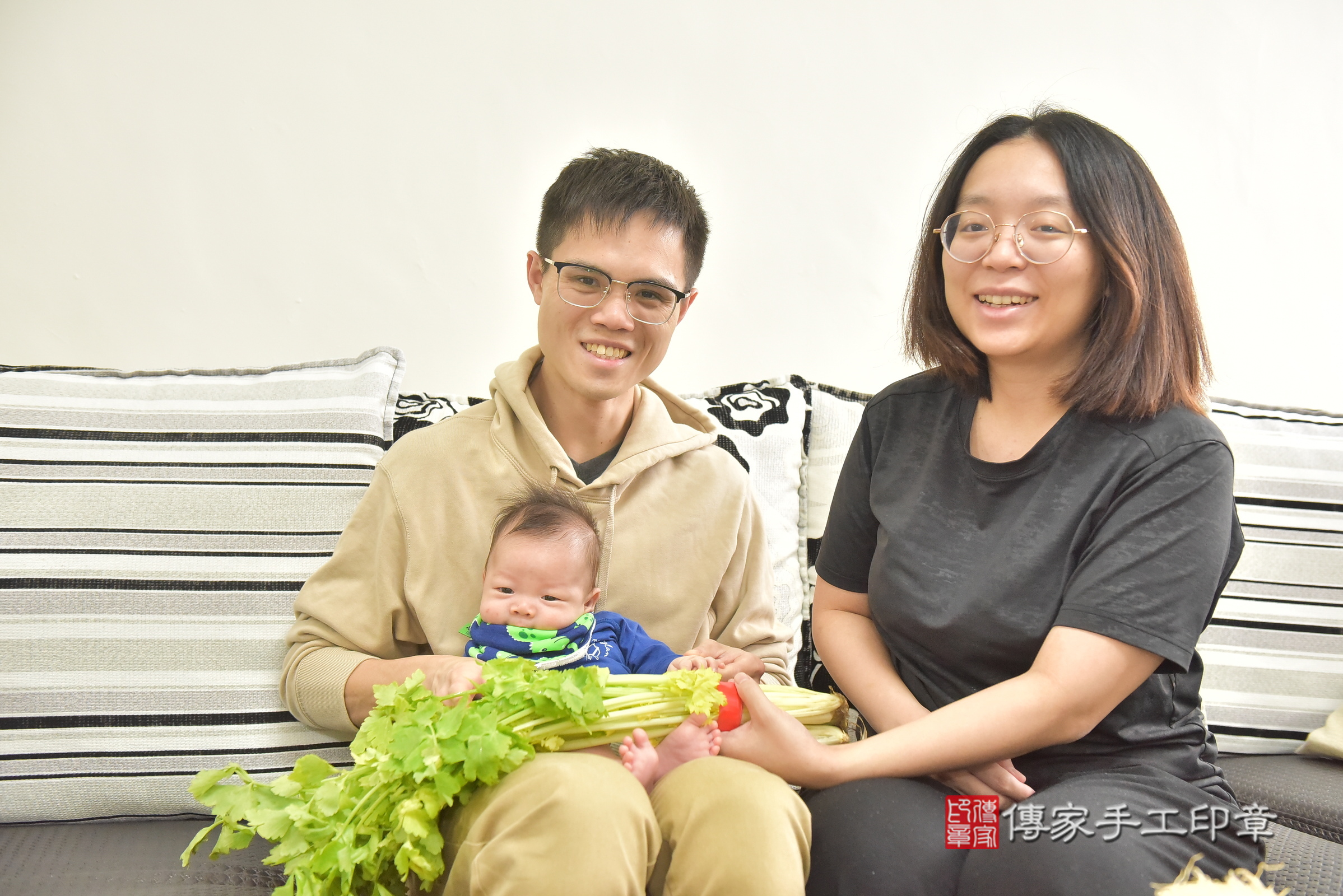 小璟寶寶(台中市西屯區到府嬰兒小璟寶寶滿月剃頭理髮、到府嬰兒剃胎毛儀式吉祥話)。到府剃頭剃胎毛主持、專業拍照、證書。★購買「臍帶章、肚臍章、胎毛筆刷印章」贈送：剃頭、收涎、抓周，三選一。2025.2.23，照片13