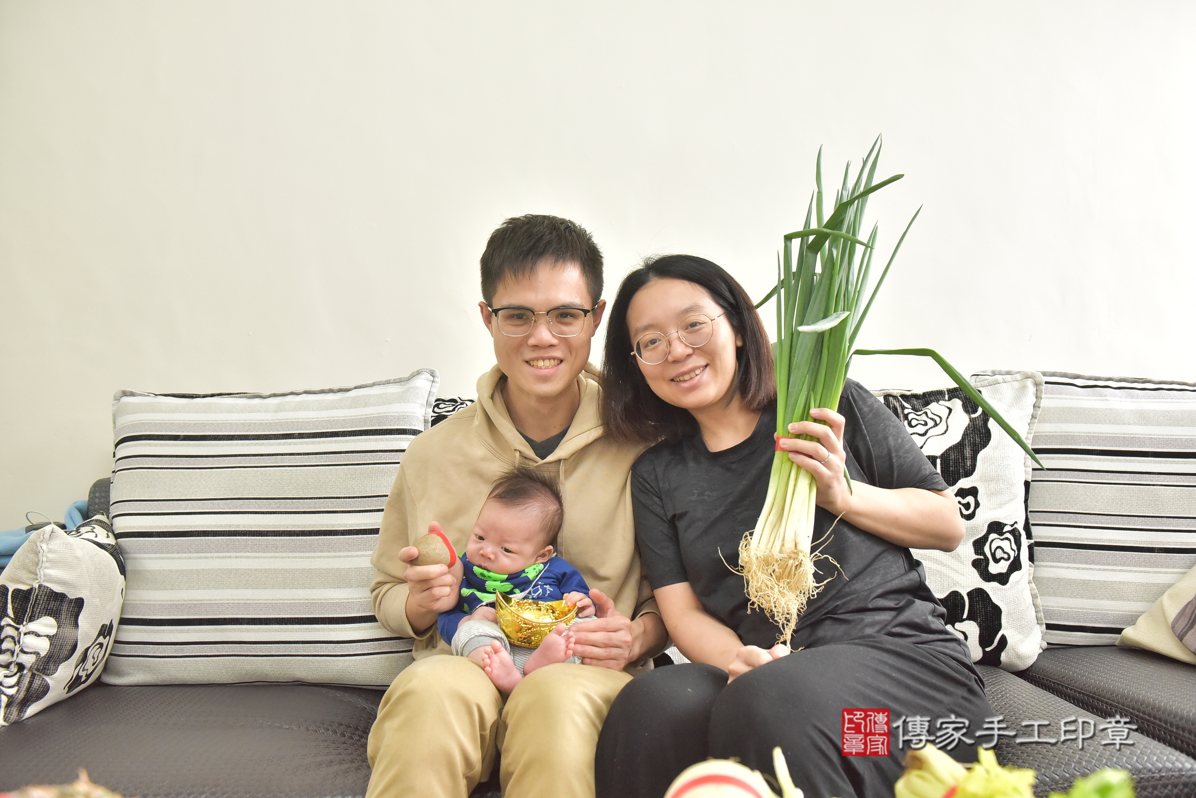 小璟寶寶(台中市西屯區到府嬰兒小璟寶寶滿月剃頭理髮、到府嬰兒剃胎毛儀式吉祥話)。到府剃頭剃胎毛主持、專業拍照、證書。★購買「臍帶章、肚臍章、胎毛筆刷印章」贈送：剃頭、收涎、抓周，三選一。2025.2.23，照片15