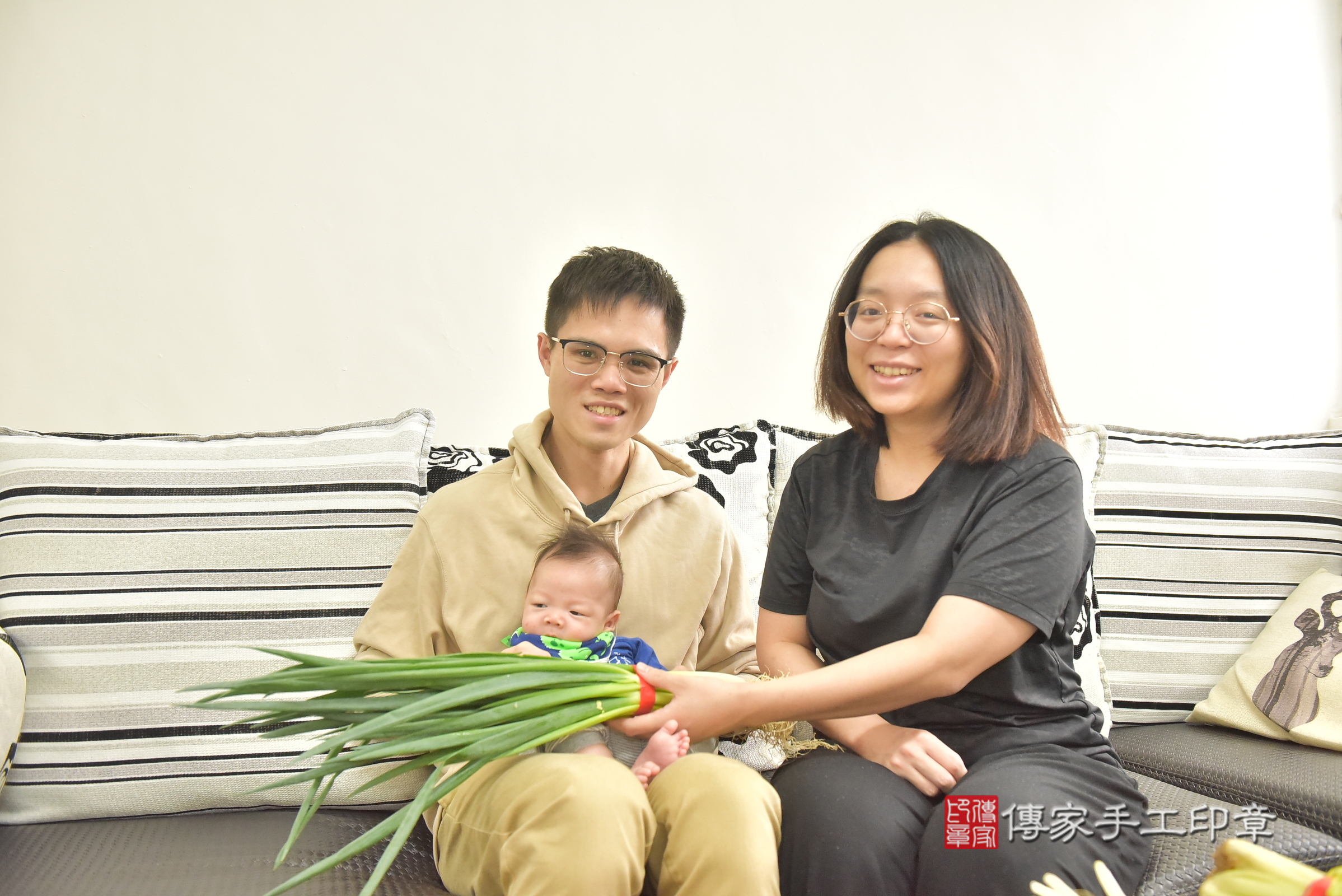 小璟寶寶(台中市西屯區到府嬰兒小璟寶寶滿月剃頭理髮、到府嬰兒剃胎毛儀式吉祥話)。到府剃頭剃胎毛主持、專業拍照、證書。★購買「臍帶章、肚臍章、胎毛筆刷印章」贈送：剃頭、收涎、抓周，三選一。2025.2.23，照片14