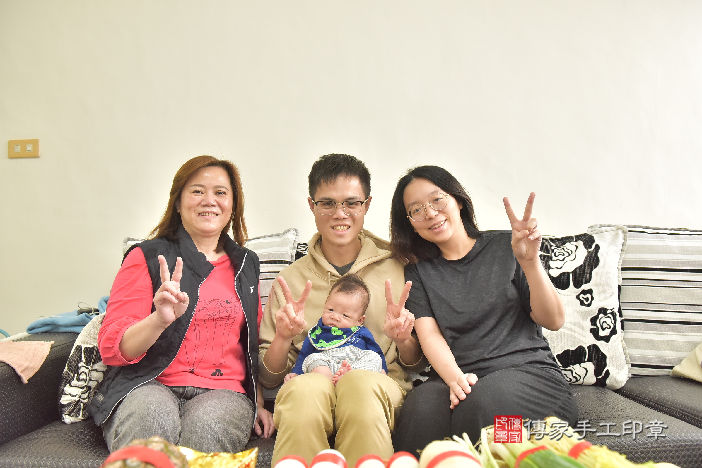 小璟寶寶(台中市西屯區到府嬰兒小璟寶寶滿月剃頭理髮、到府嬰兒剃胎毛儀式吉祥話)。到府剃頭剃胎毛主持、專業拍照、證書。★購買「臍帶章、肚臍章、胎毛筆刷印章」贈送：剃頭、收涎、抓周，三選一。2025.2.23，照片4