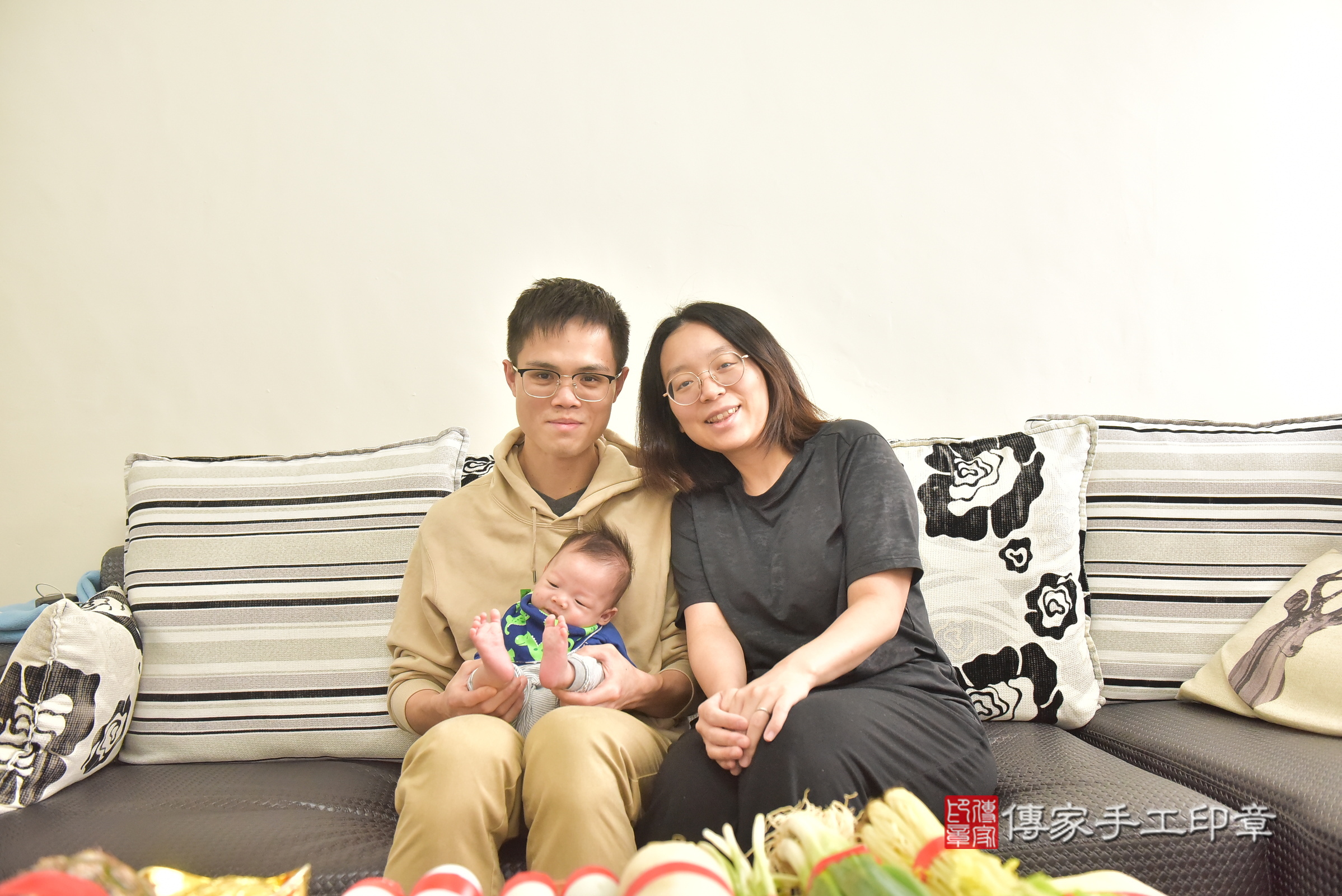 小璟寶寶(台中市西屯區到府嬰兒小璟寶寶滿月剃頭理髮、到府嬰兒剃胎毛儀式吉祥話)。到府剃頭剃胎毛主持、專業拍照、證書。★購買「臍帶章、肚臍章、胎毛筆刷印章」贈送：剃頭、收涎、抓周，三選一。2025.2.23，照片2