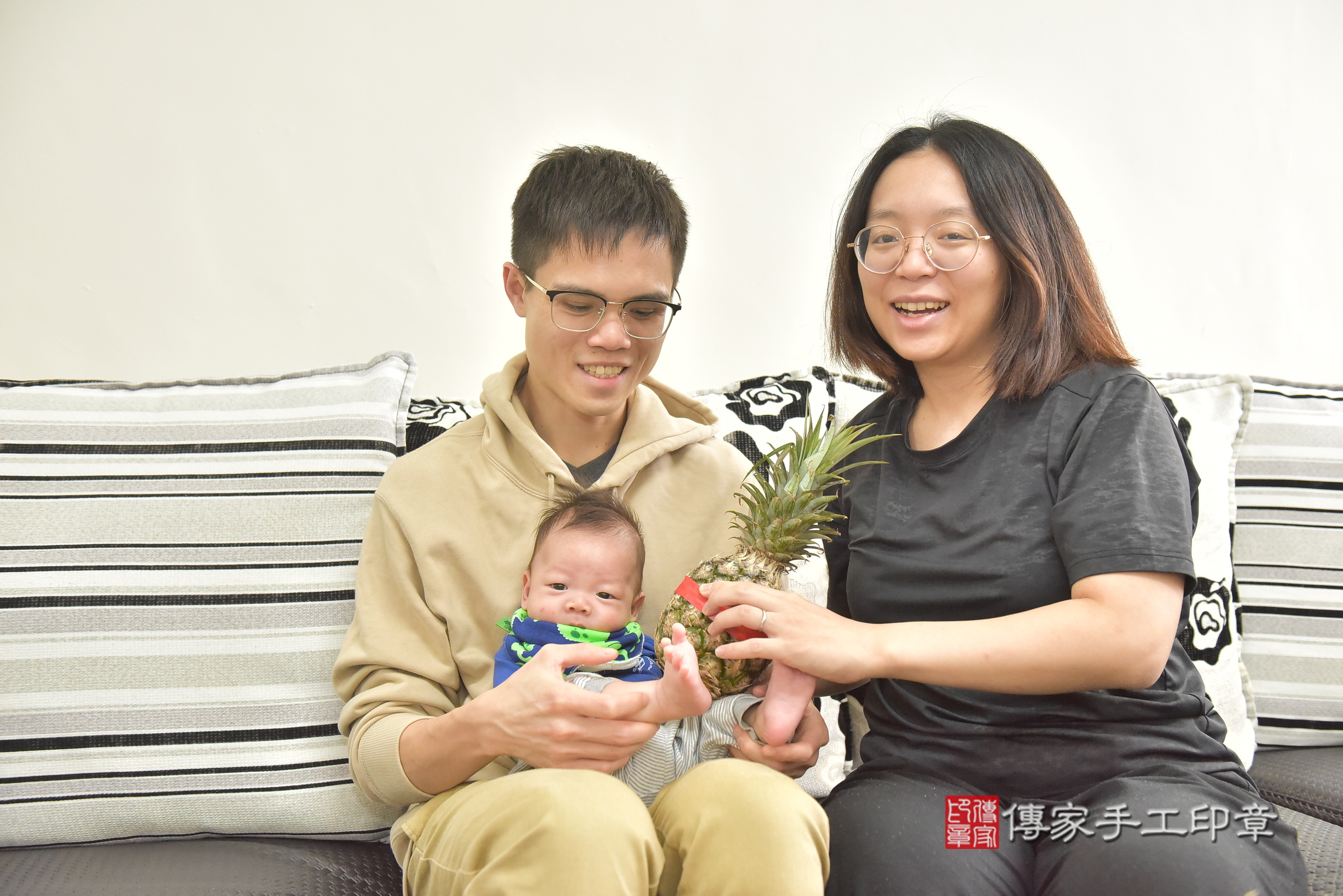 小璟寶寶(台中市西屯區到府嬰兒小璟寶寶滿月剃頭理髮、到府嬰兒剃胎毛儀式吉祥話)。到府剃頭剃胎毛主持、專業拍照、證書。★購買「臍帶章、肚臍章、胎毛筆刷印章」贈送：剃頭、收涎、抓周，三選一。2025.2.23，照片12