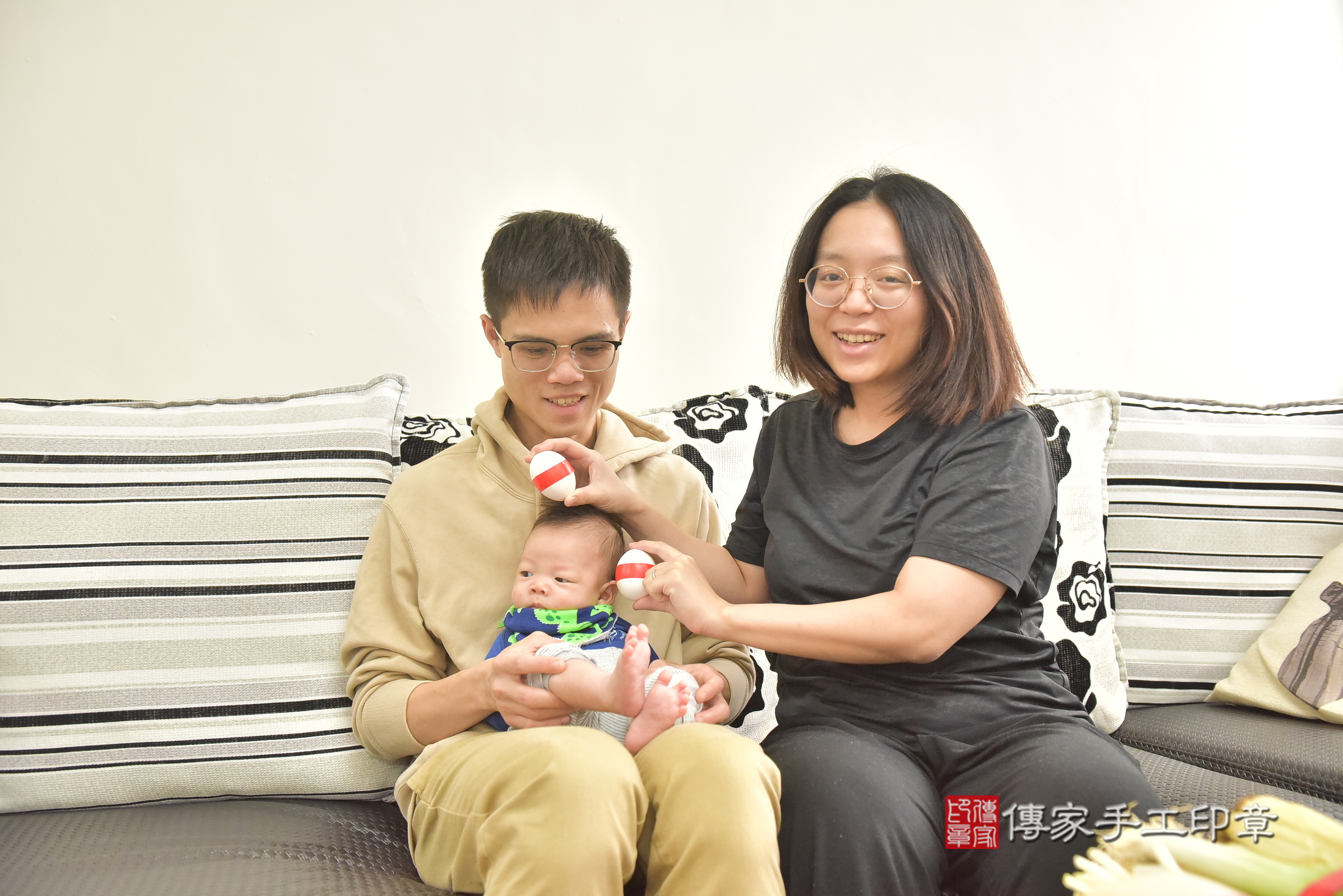 小璟寶寶(台中市西屯區到府嬰兒小璟寶寶滿月剃頭理髮、到府嬰兒剃胎毛儀式吉祥話)。到府剃頭剃胎毛主持、專業拍照、證書。★購買「臍帶章、肚臍章、胎毛筆刷印章」贈送：剃頭、收涎、抓周，三選一。2025.2.23，照片8