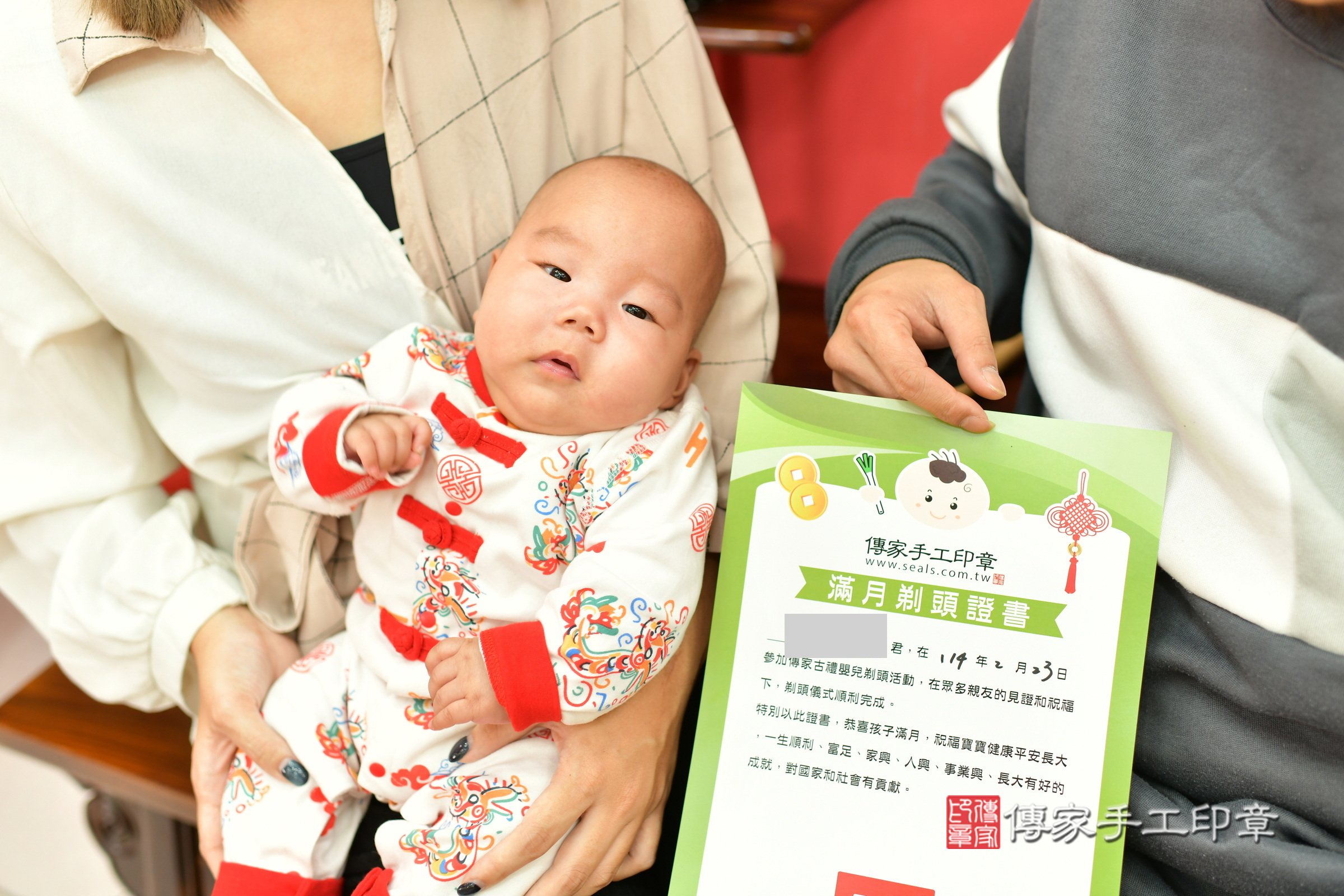 小義寶寶(台中市北區嬰兒寶寶滿月剃頭理髮、嬰兒剃胎毛儀式吉祥話)。中國風會場，爸媽寶貝穿「日中韓」古裝禮服。專業拍照、證書。★購買「臍帶章、肚臍章、胎毛筆刷印章」贈送：剃頭、收涎、抓周，三選一。2025.2.23，照片15
