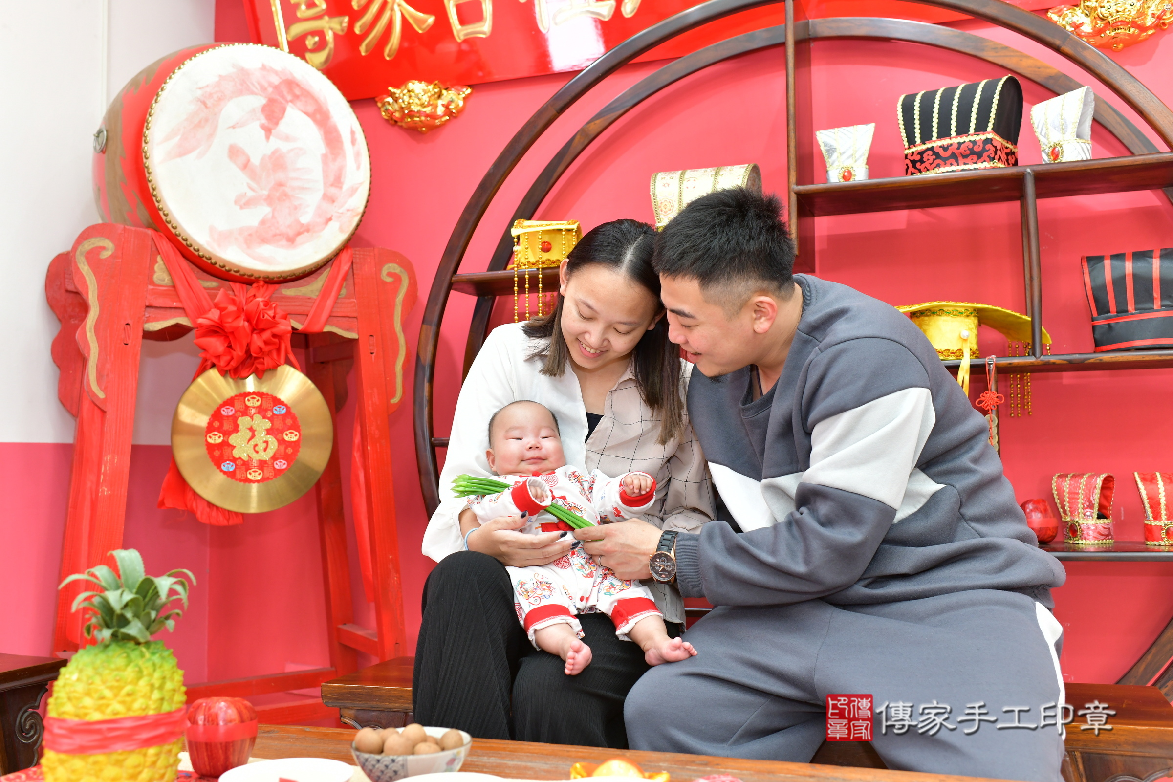 小義寶寶(台中市北區嬰兒寶寶滿月剃頭理髮、嬰兒剃胎毛儀式吉祥話)。中國風會場，爸媽寶貝穿「日中韓」古裝禮服。專業拍照、證書。★購買「臍帶章、肚臍章、胎毛筆刷印章」贈送：剃頭、收涎、抓周，三選一。2025.2.23，照片12