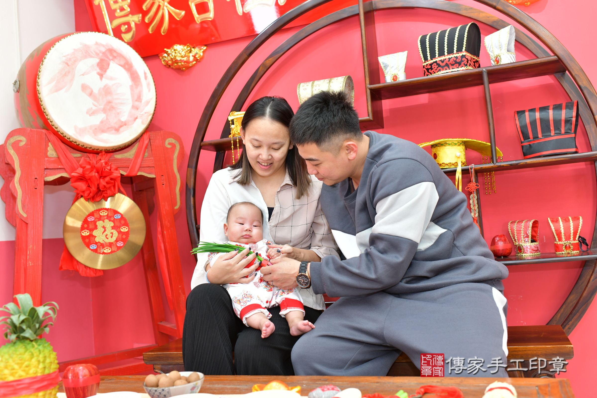 小義寶寶(台中市北區嬰兒寶寶滿月剃頭理髮、嬰兒剃胎毛儀式吉祥話)。中國風會場，爸媽寶貝穿「日中韓」古裝禮服。專業拍照、證書。★購買「臍帶章、肚臍章、胎毛筆刷印章」贈送：剃頭、收涎、抓周，三選一。2025.2.23，照片11