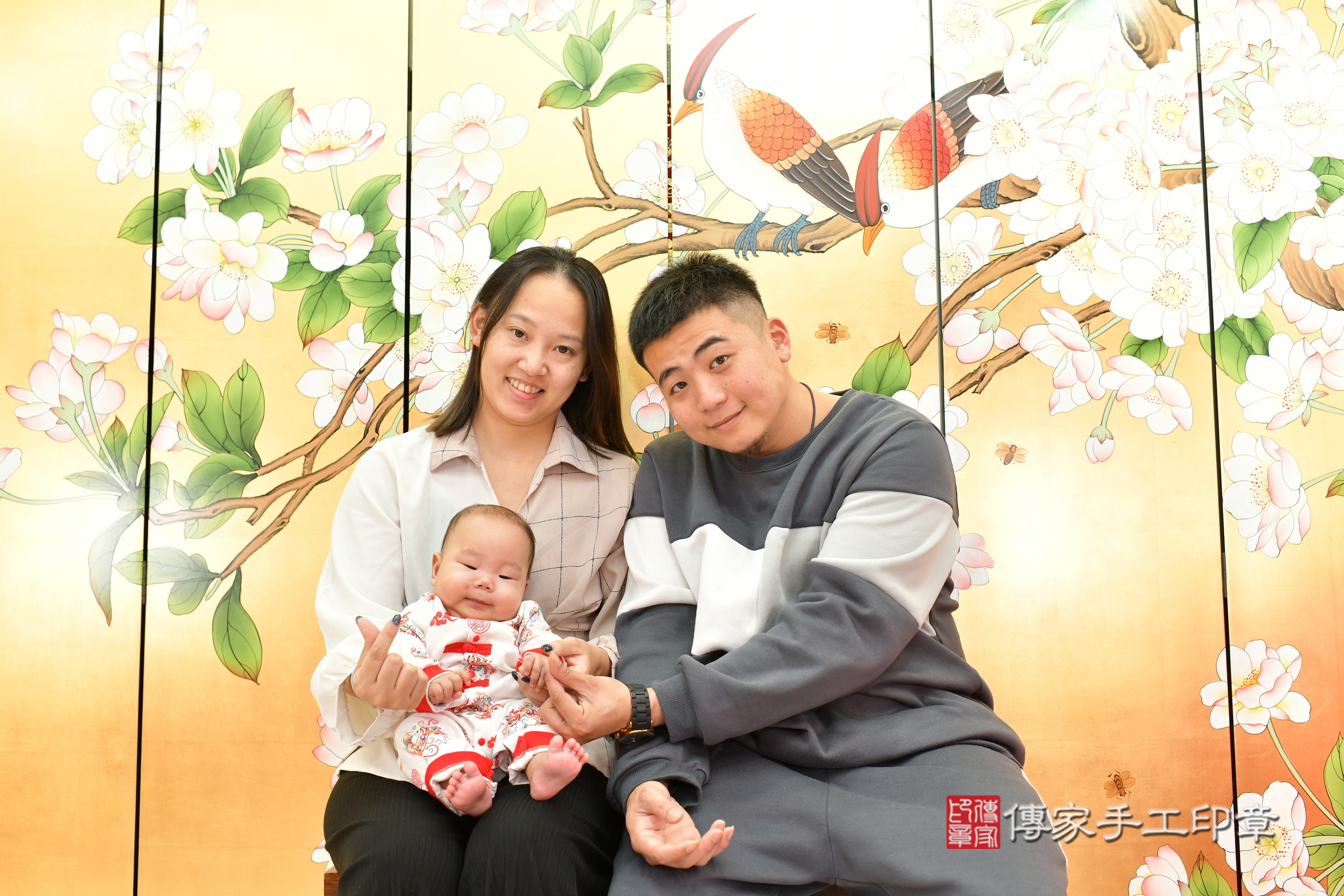小義寶寶(台中市北區嬰兒寶寶滿月剃頭理髮、嬰兒剃胎毛儀式吉祥話)。中國風會場，爸媽寶貝穿「日中韓」古裝禮服。專業拍照、證書。★購買「臍帶章、肚臍章、胎毛筆刷印章」贈送：剃頭、收涎、抓周，三選一。2025.2.23，照片4