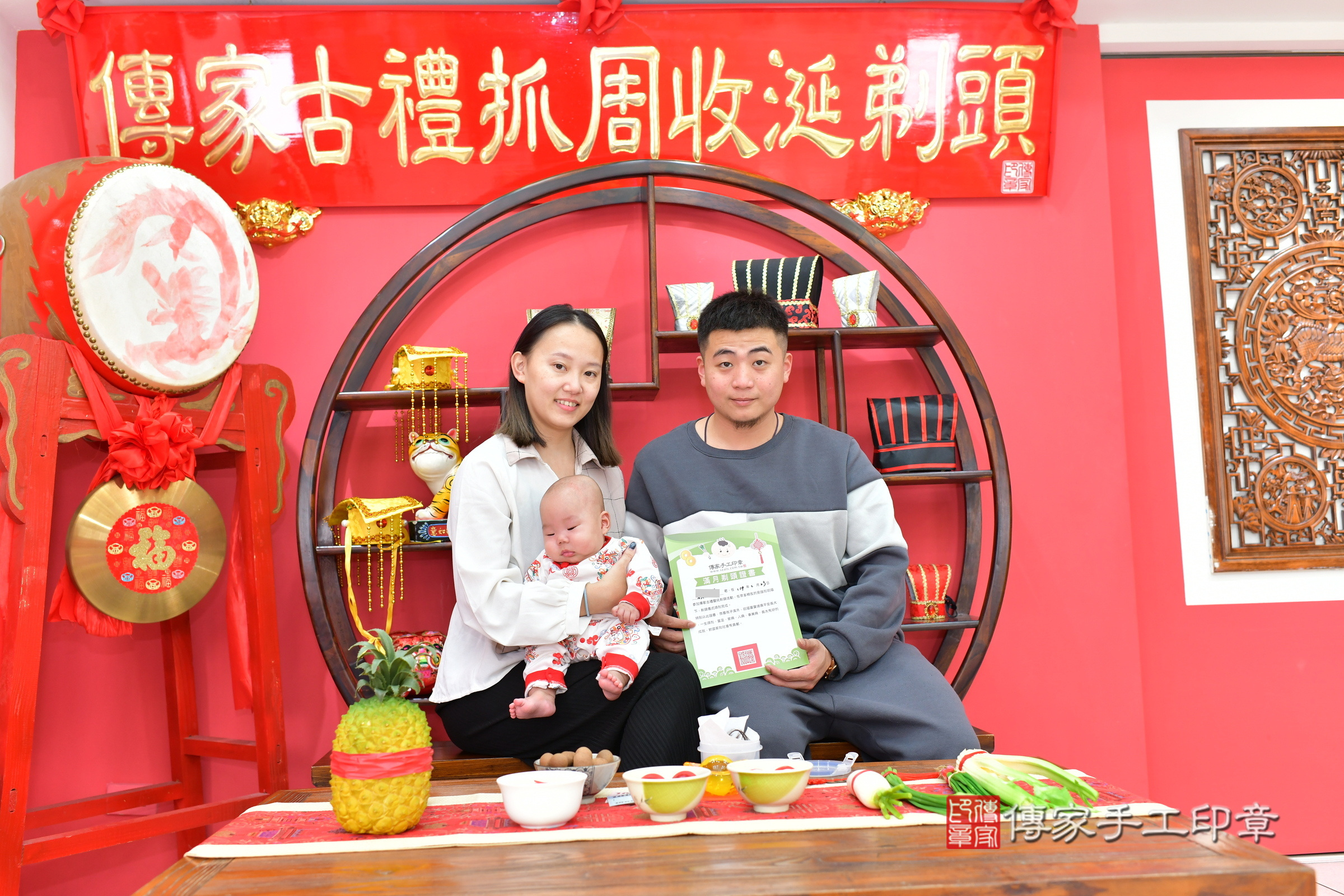 小義寶寶(台中市北區嬰兒寶寶滿月剃頭理髮、嬰兒剃胎毛儀式吉祥話)。中國風會場，爸媽寶貝穿「日中韓」古裝禮服。專業拍照、證書。★購買「臍帶章、肚臍章、胎毛筆刷印章」贈送：剃頭、收涎、抓周，三選一。2025.2.23，照片16